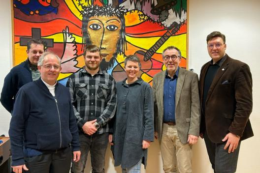 Bei der Einführung des neuen Bildungsreferenten (v.l.n.r.): Vorstandsmitglied im Stadtjugendring Hof Martin Engelbrecht, leitender Pfarrer in Hof Stefan Fleischmann, Bildungsreferent Julian Heinze, Bildungsreferentin Christina Tilmann, Referent für Glaubensbildung Thomas Müller und Diözesanjugendpfarrer Gerd Richard Neumeier.