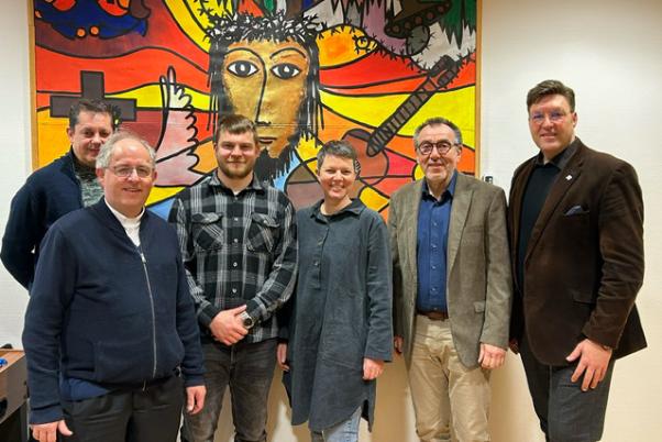 Bei der Einführung des neuen Bildungsreferenten (v.l.n.r.): Vorstandsmitglied im Stadtjugendring Hof Martin Engelbrecht, leitender Pfarrer in Hof Stefan Fleischmann, Bildungsreferent Julian Heinze, Bildungsreferentin Christina Tilmann, Referent für Glaubensbildung Thomas Müller und Diözesanjugendpfarrer Gerd Richard Neumeier.
