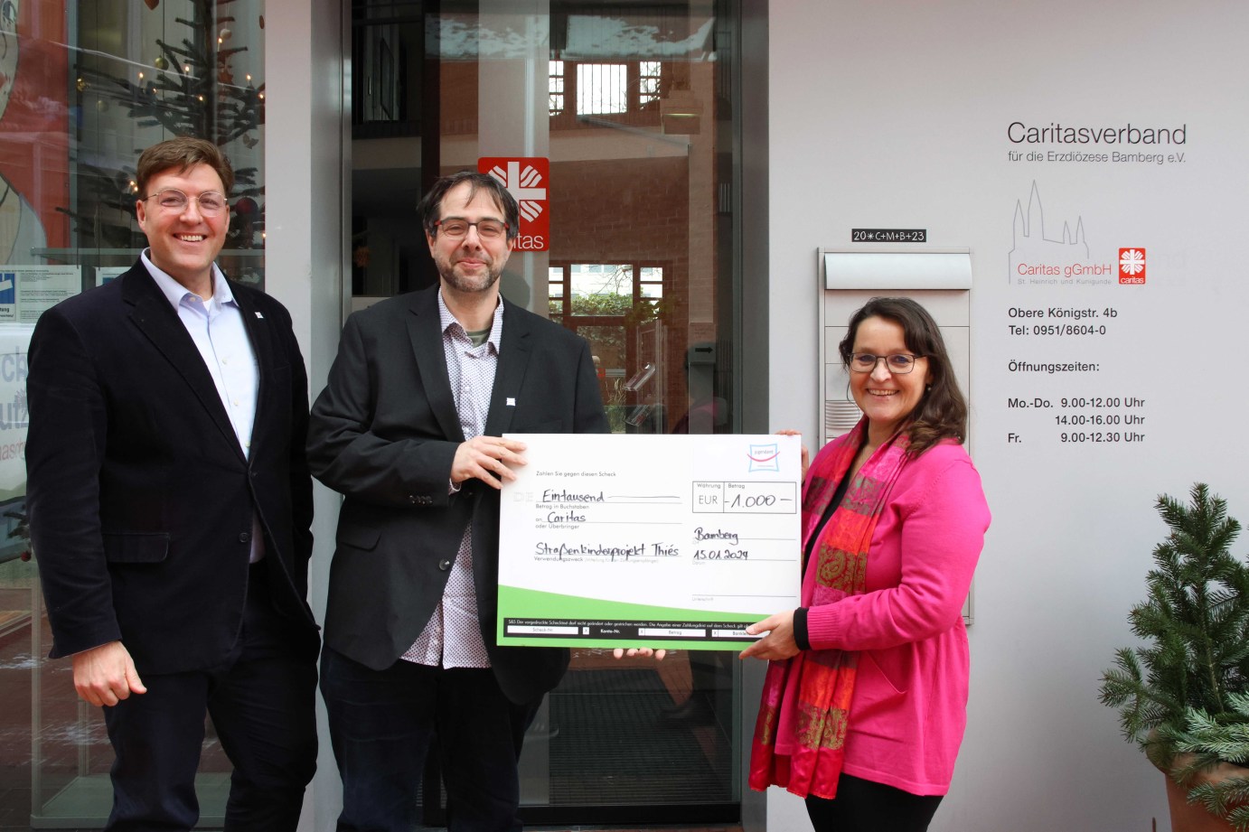 Das Jugendamt der Erzdiözese Bamberg spendet 1.000 Euro für Straßenkinder im Senegal an die Caritas im Erzbistum Bamberg (v.l.): Diözesanjugendpfarrer Gerd Richard Neumeier, Jugendamtsmitarbeiter Joachim Waidmann und stellvertretende Diözesan-Caritasdirektorin Ursula Kundmüller.
