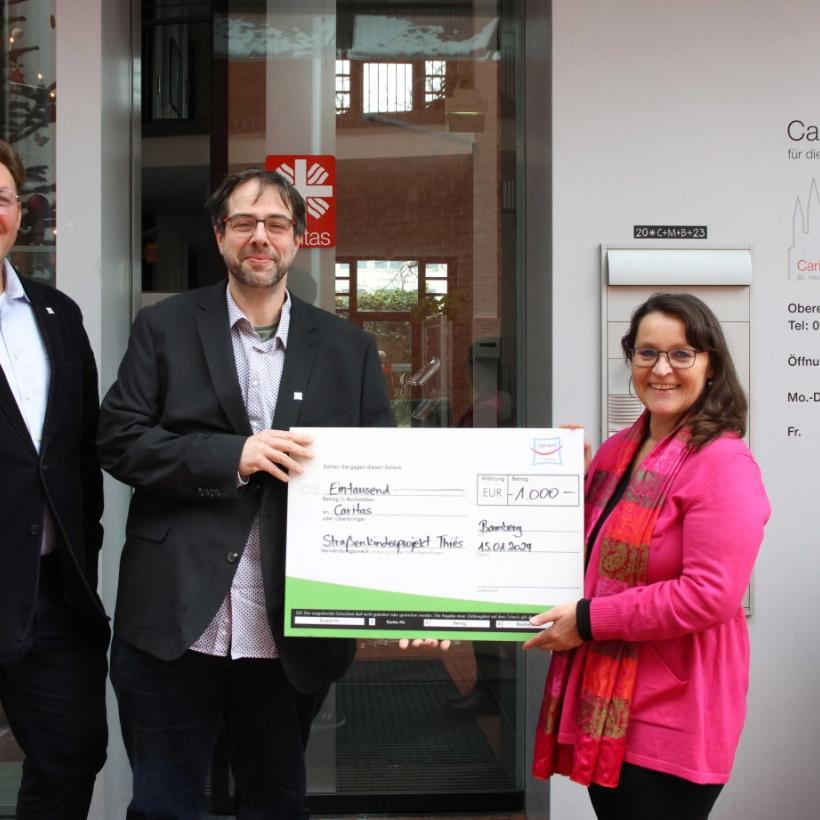 Das Jugendamt der Erzdiözese Bamberg spendet 1.000 Euro für Straßenkinder im Senegal an die Caritas im Erzbistum Bamberg (v.l.): Diözesanjugendpfarrer Gerd Richard Neumeier, Jugendamtsmitarbeiter Joachim Waidmann und stellvertretende Diözesan-Caritasdirektorin Ursula Kundmüller.