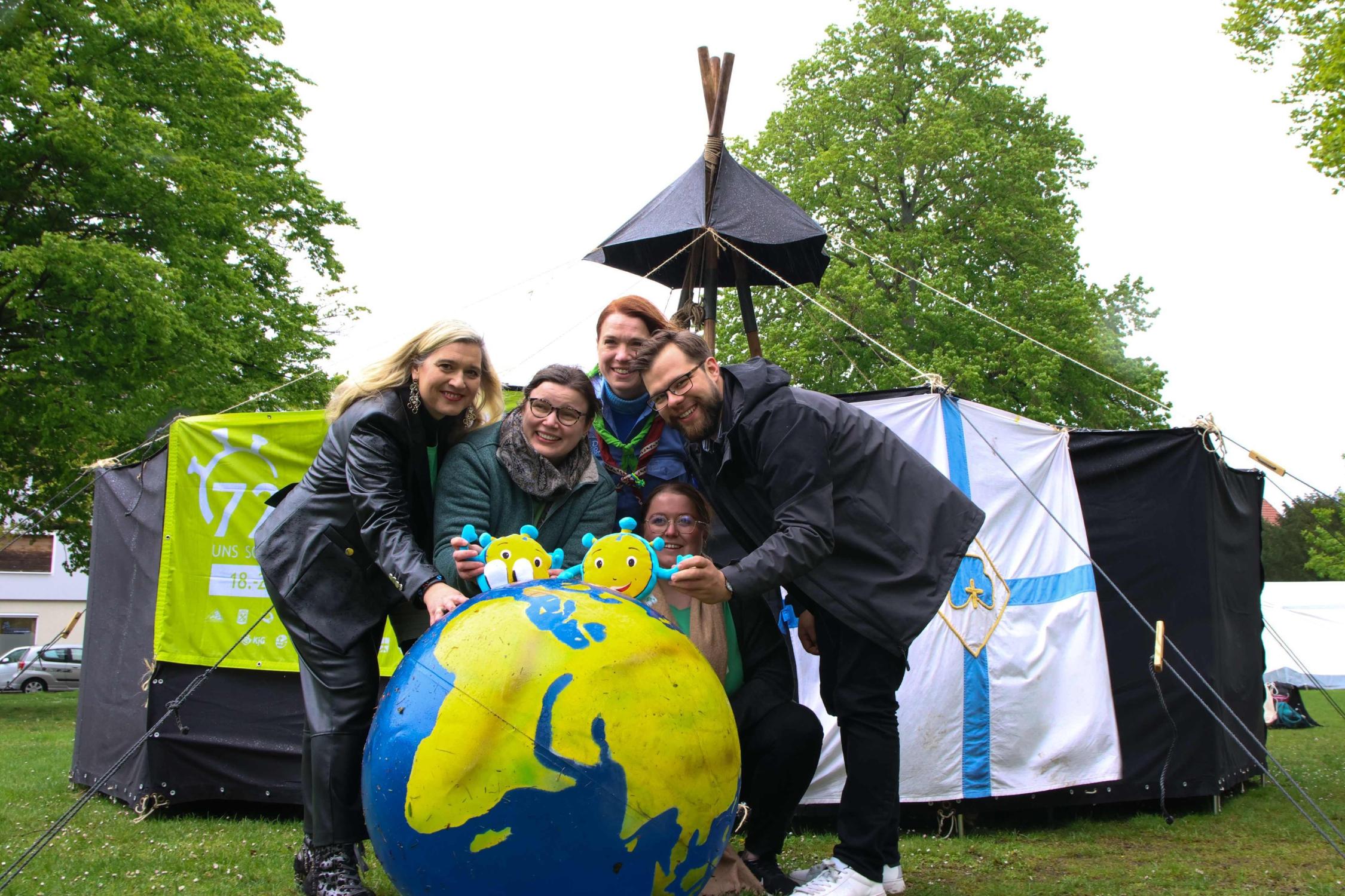72-Stunden-Aktion 2024: Im Bild (v.l.n.r.): Staatsministerin a.D. Melanie Huml, BDKJ-Bundesvorsitzende Daniela Hottenbacher, Judith Müller-Reichert (Bildungsreferentin der PSG Bamberg), Katharina Niedens (BDKJ-Diözesanvorsitzende Bamberg) und BDKJ-Landesvorsitzender Florian Hörlein.