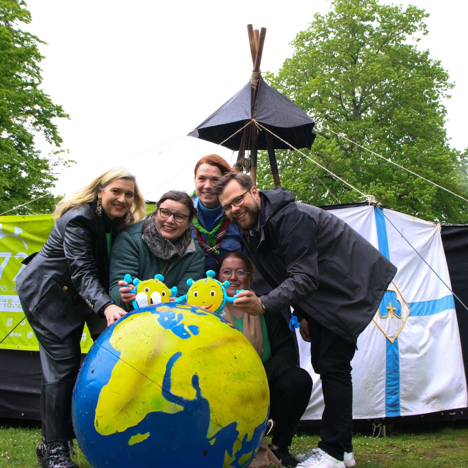 72-Stunden-Aktion 2024: Im Bild (v.l.n.r.): Staatsministerin a.D. Melanie Huml, BDKJ-Bundesvorsitzende Daniela Hottenbacher, Judith Müller-Reichert (Bildungsreferentin der PSG Bamberg), Katharina Niedens (BDKJ-Diözesanvorsitzende Bamberg) und BDKJ-Landesvorsitzender Florian Hörlein.