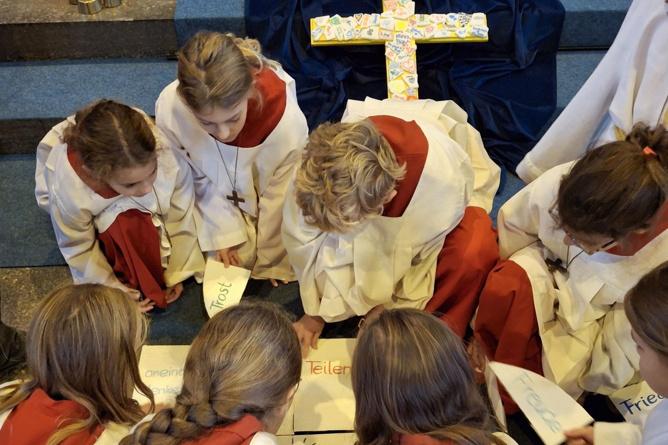 Ministrant*innen lösen Rätsel beim Mini-Tag in Schwaig.