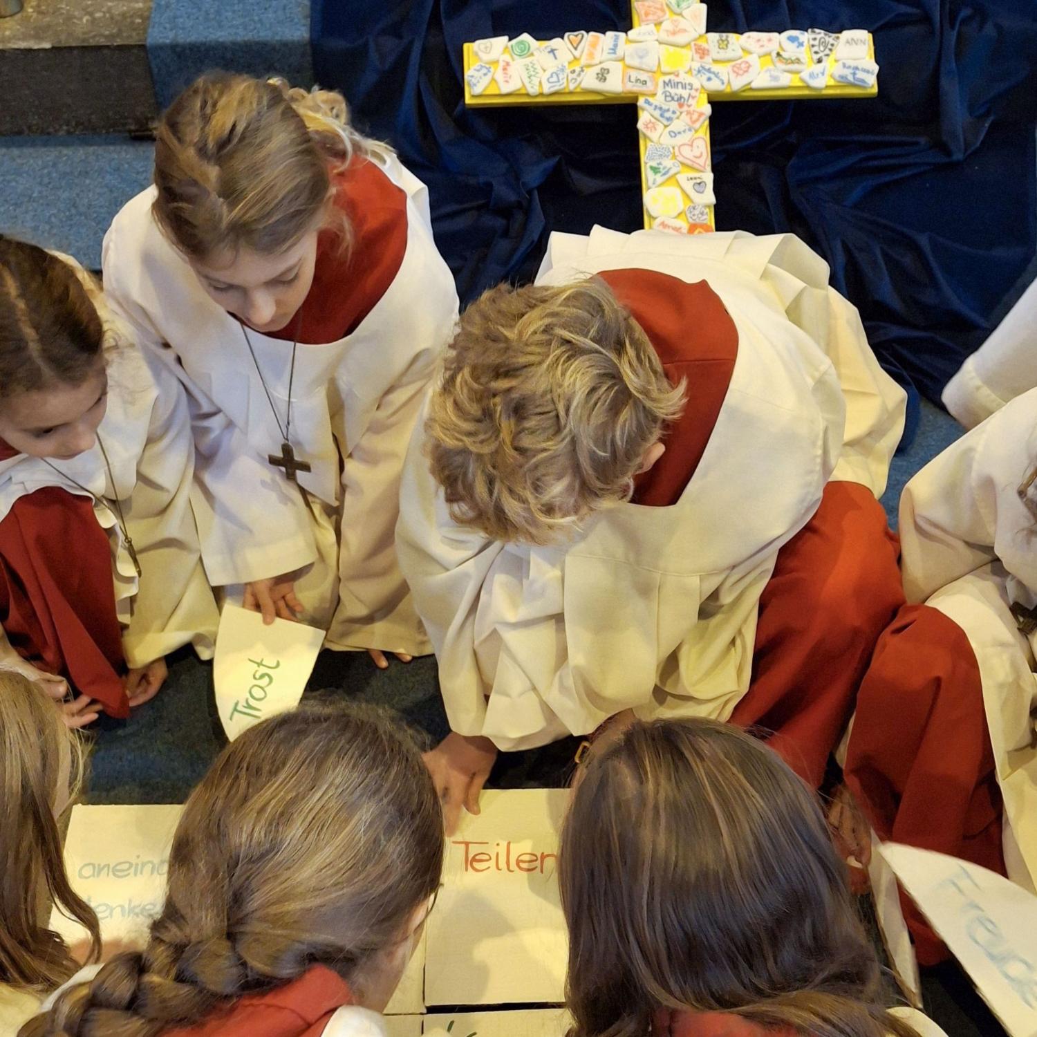 Ministrant*innen lösen Rätsel beim Mini-Tag in Schwaig.