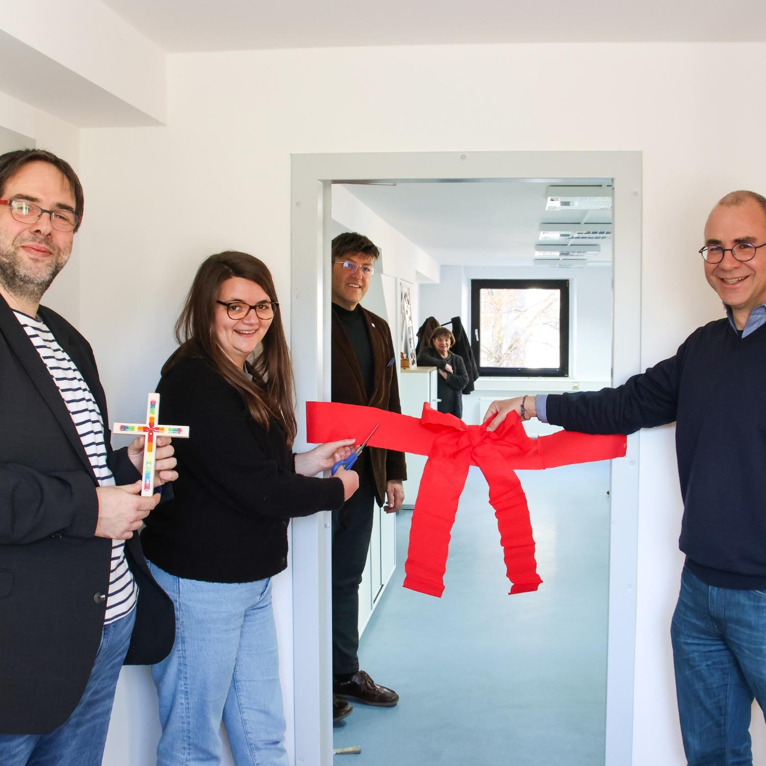 Einweihung der Räume des Referats Schulnahe Jugendarbeit (v.l.n.r.): Referatsleiter Joachim Waidmann, pädagogische Mitarbeiterin Antonia Holler, Jugendamtsleiter Gerd Richard Neumeier, Diplompädagogin Anneliese Stöcklein und stellvertretender Jugendamtsleiter Björn Scharf.