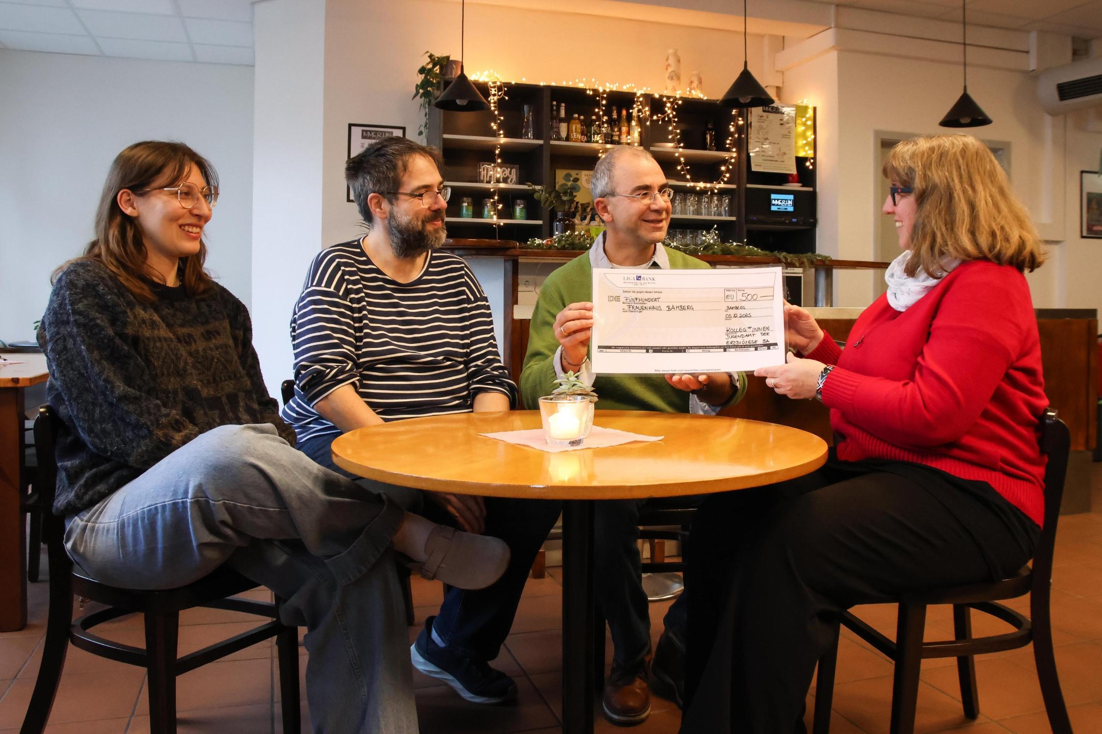 Jule Hetzner, Joachim Waidmann und Björn Scharf vom Jugendamt der Erzdiözese Bamberg (v.l.) übergeben eine Spende in Höhe von 500 Euro an Bettina Hainke vom Frauenhaus Bamberg.