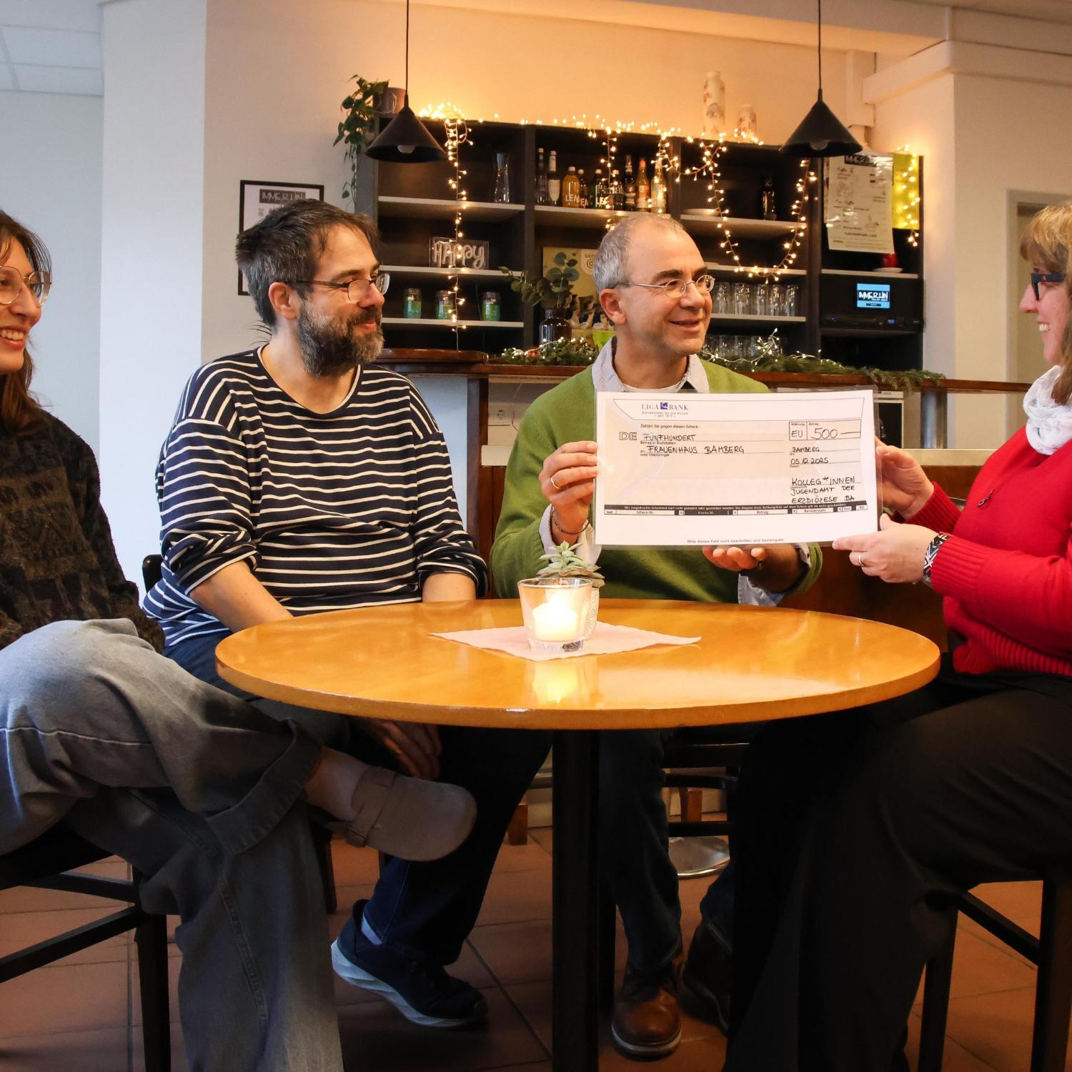 Jule Hetzner, Joachim Waidmann und Björn Scharf vom Jugendamt der Erzdiözese Bamberg (v.l.) übergeben eine Spende in Höhe von 500 Euro an Bettina Hainke vom Frauenhaus Bamberg.