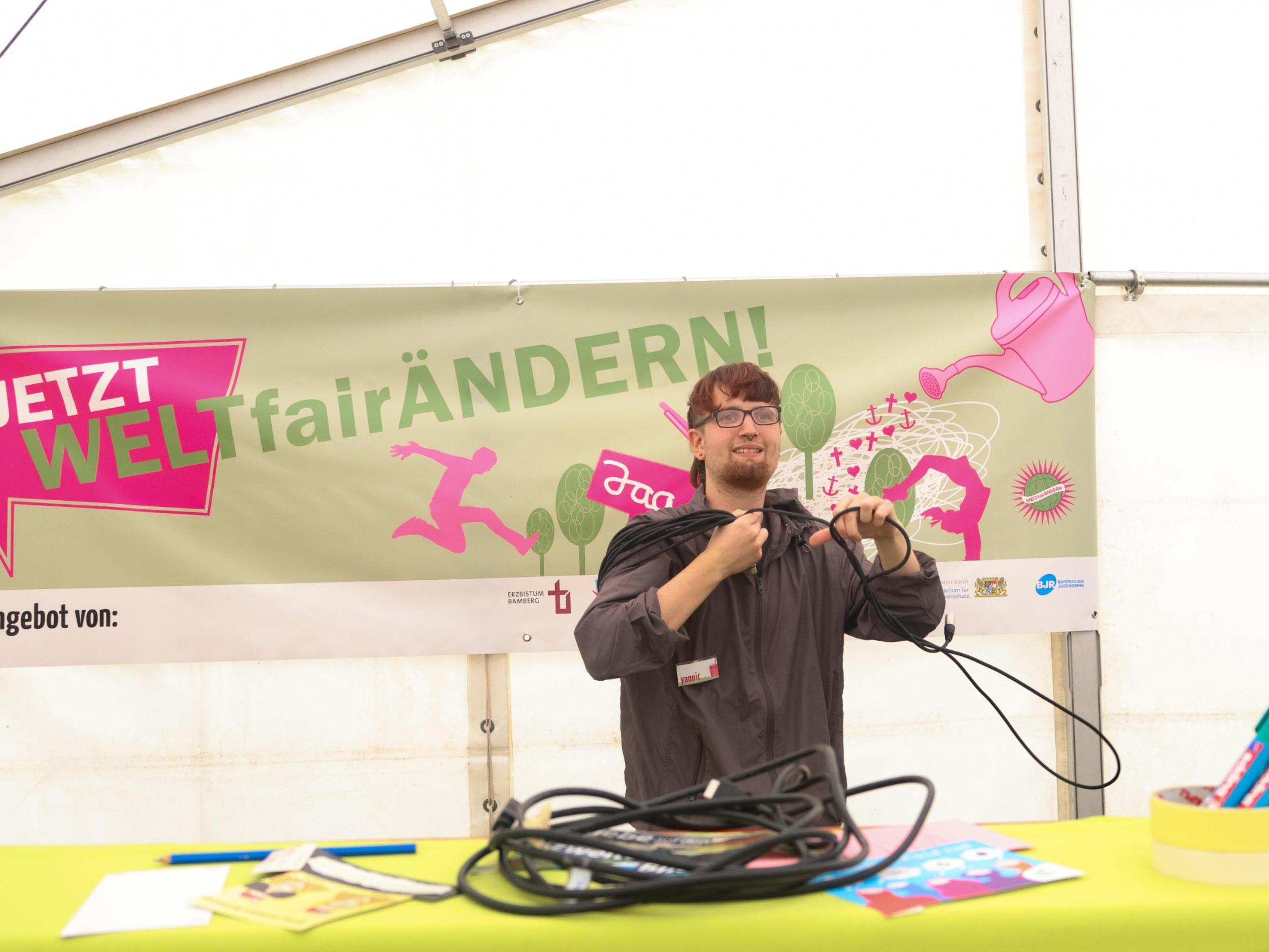 Workshopleiter Yannic an der Grund- und Mittelschule Markt Erlbach