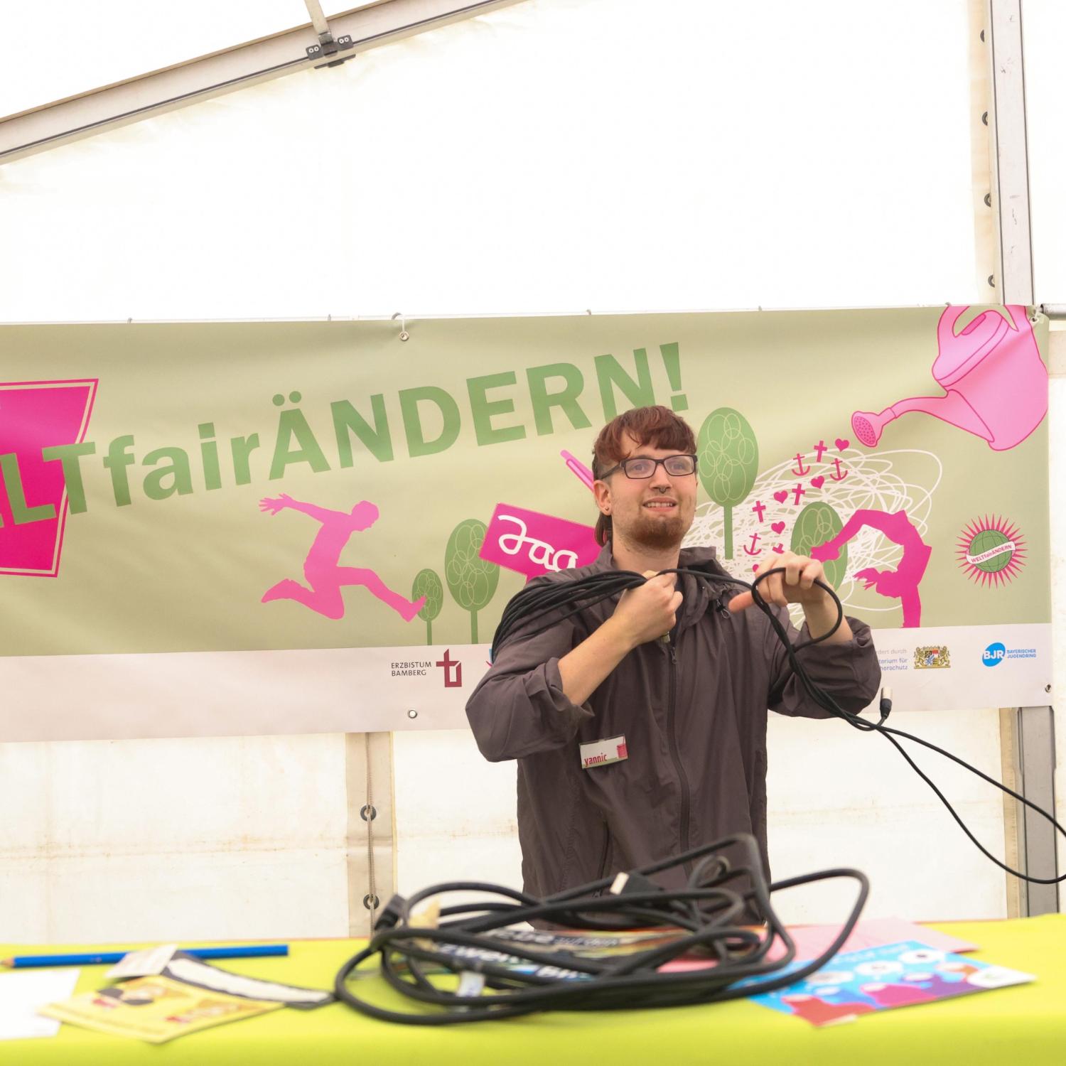 Workshopleiter Yannic an der Grund- und Mittelschule Markt Erlbach