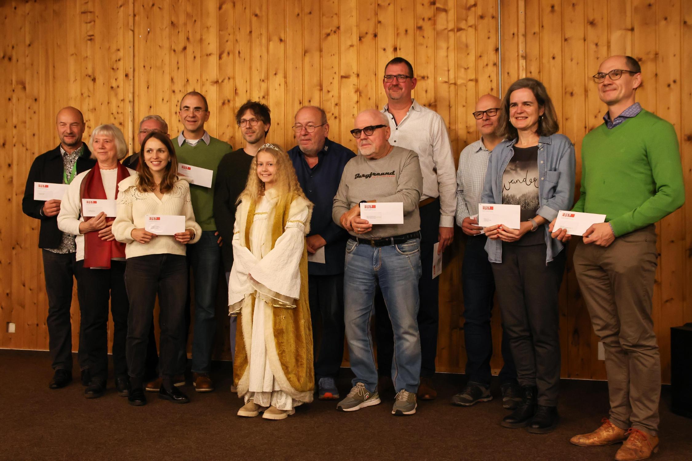 Björn Scharf und Frank Jost nehmen die Spende für das 'IMMERHIN - Haus der Jugend' bei der Adventsfeier des Bürgervereins Wunderburg entgegen.