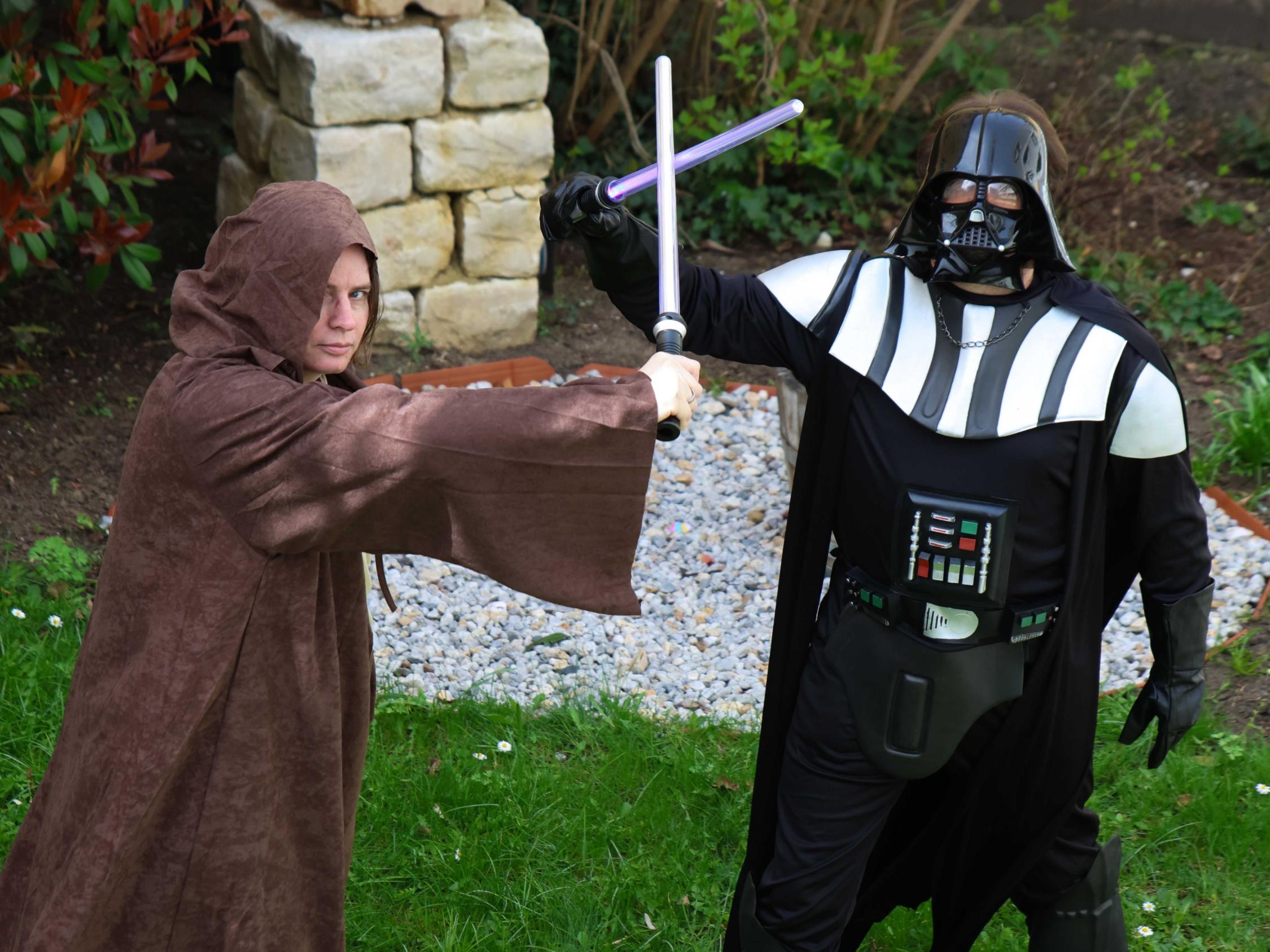 Anja Baumer-Löw (links) bereitet den Star-Wars-Gottesdienst mit vor.
