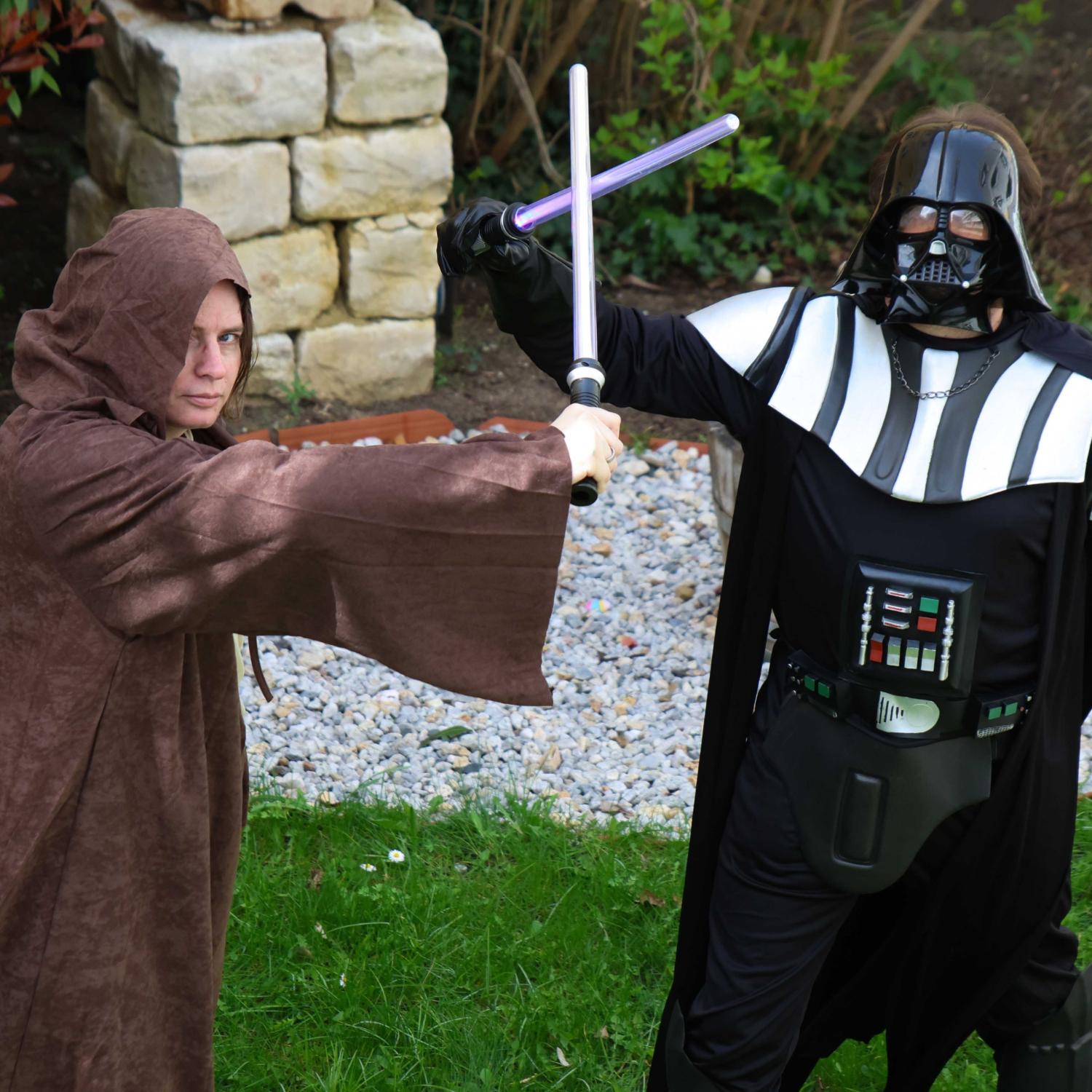 Anja Baumer-Löw (links) bereitet den Star-Wars-Gottesdienst mit vor.