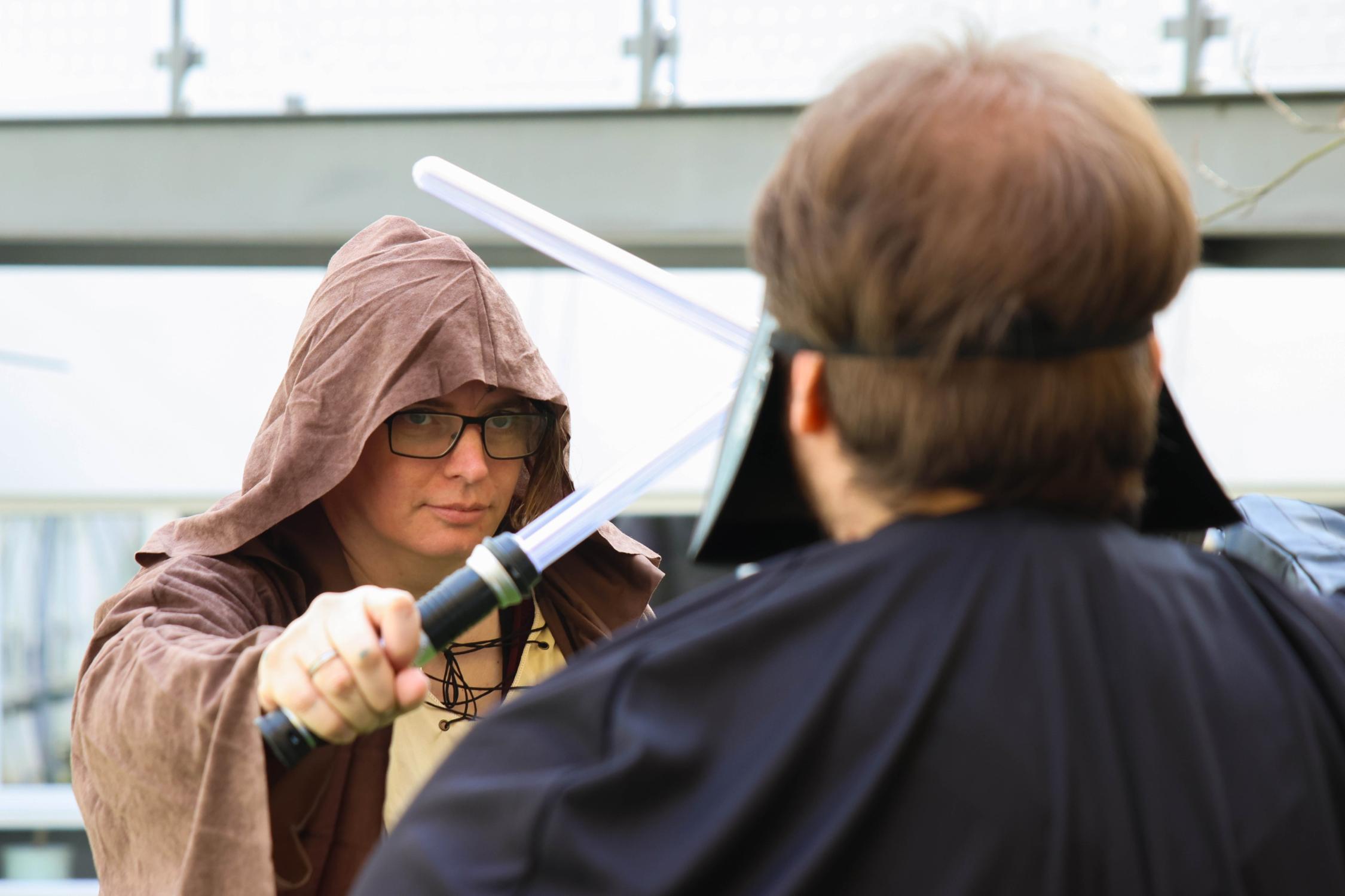 Anja Baumer-Löw (links) gestaltet den Star-Wars-Gottesdienst mit.