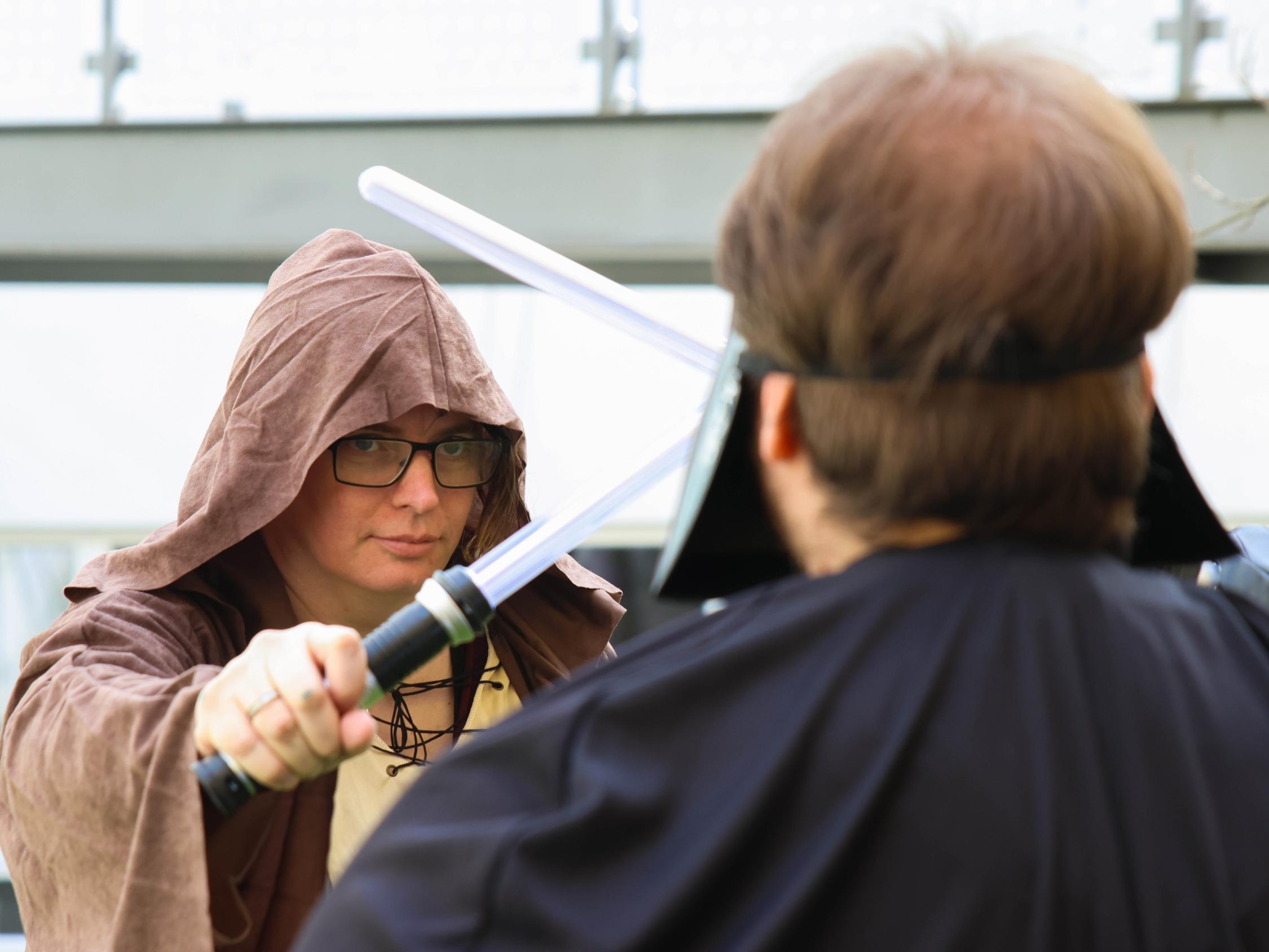 Anja Baumer-Löw (links) gestaltet den Star-Wars-Gottesdienst mit.