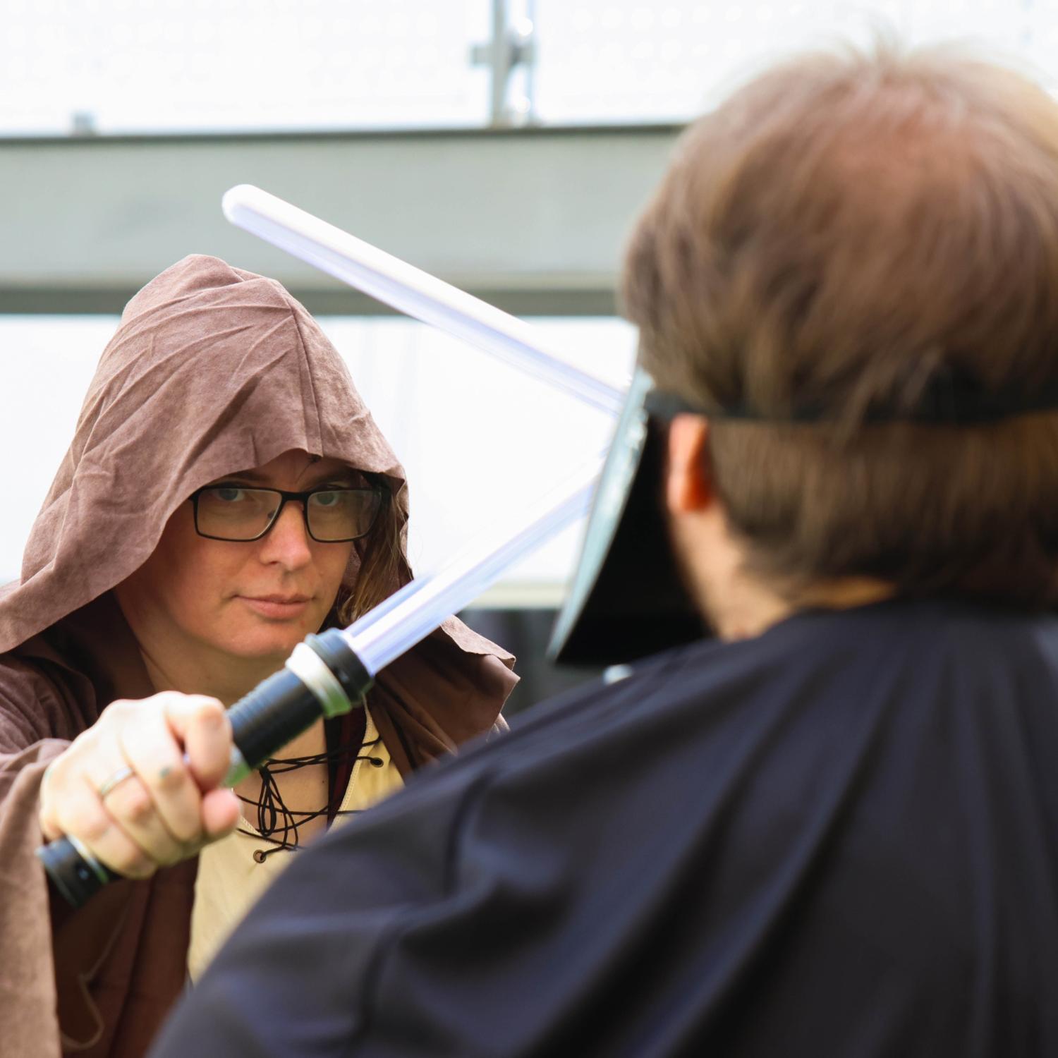 Anja Baumer-Löw (links) gestaltet den Star-Wars-Gottesdienst mit.