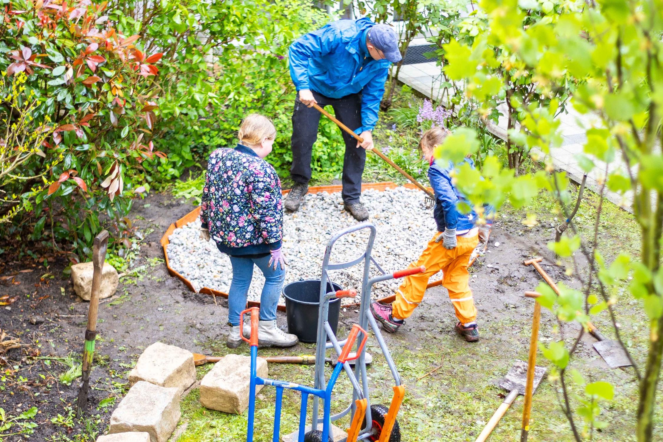 Bei der 72-Stunden-Aktion 2024 haben Mitarbeitende und die Karmeljugend Bamberg die Außenanlagen des Jugendamts der Erzdiözese erneuert.