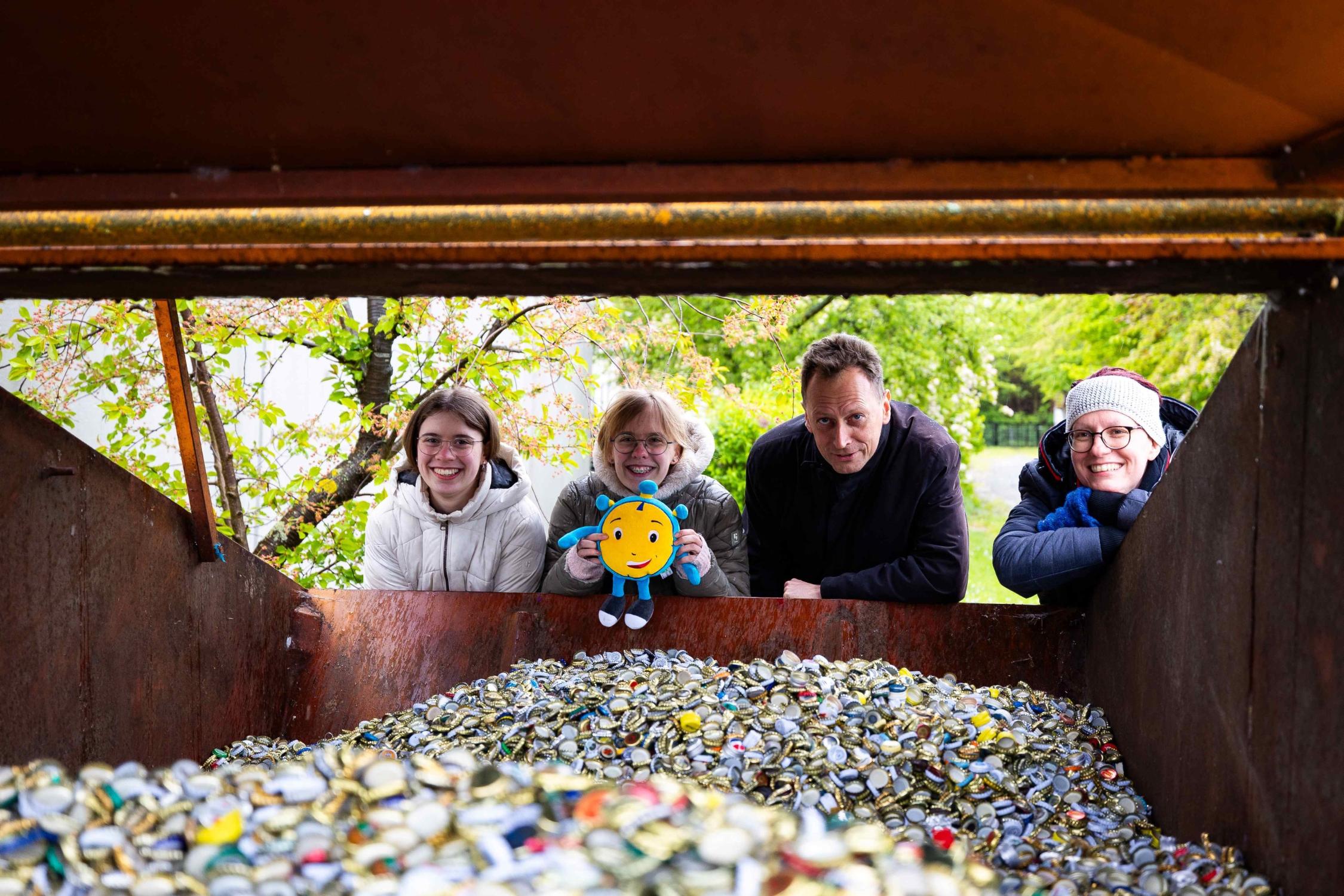 72-Stunden-Aktion 2024, 19. April 2024, in Lichtenfels: Die Pfarrjugend Unsere Liebe Frau in Lichtenfels hat Kronkorken gesammelt. Beim Wertstoffhof bekommen sie dafür einen Erlös, der an das Tierheim und die Tafel Lichtenfels gespendet wird. Zu Besuch ist Erzbischof Herwig Gössl; rechts daneben: Gemeindereferentin Claudia Ruß.