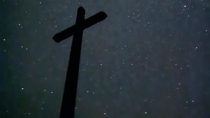 Kreuz vor Sternenhimmel