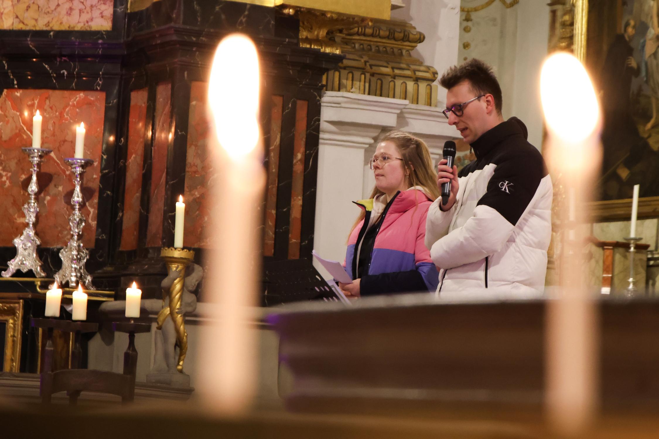 Alina Utzmann und Alexander Dittrich stellen die zwei Lesungen vor, zwischen denen die Besucherinnen und Besucher sich entscheiden können.