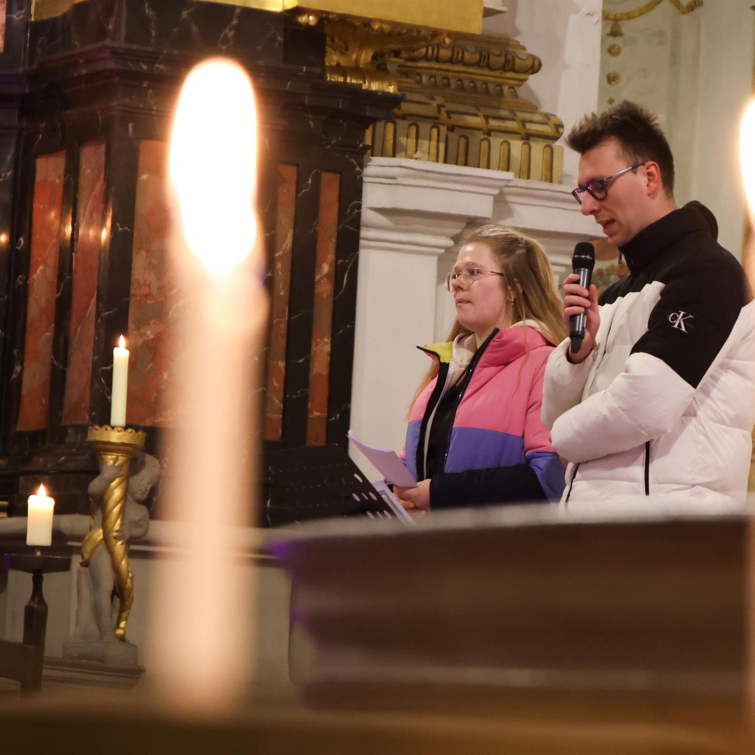 Alina Utzmann und Alexander Dittrich stellen die zwei Lesungen vor, zwischen denen die Besucherinnen und Besucher sich entscheiden können.