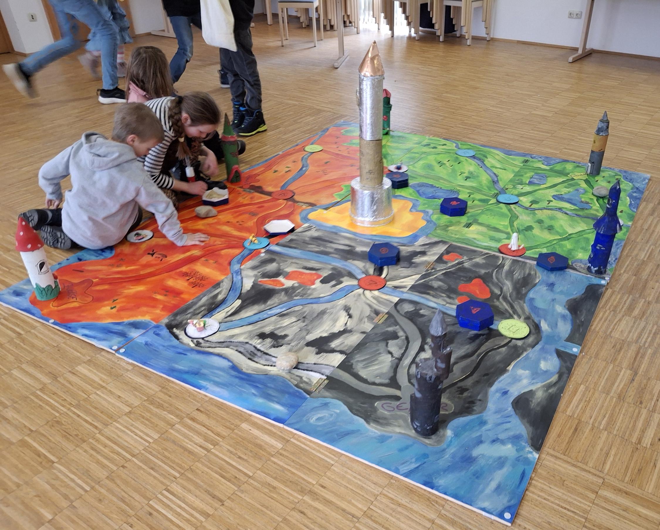 Sternsinger*innen aus Emskirchen spielen das Großspiel 'Aubulon'.