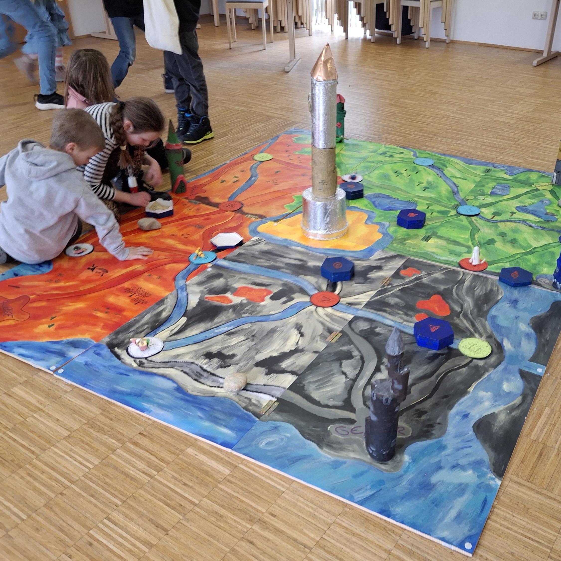 Sternsinger*innen aus Emskirchen spielen das Großspiel 'Aubulon'.