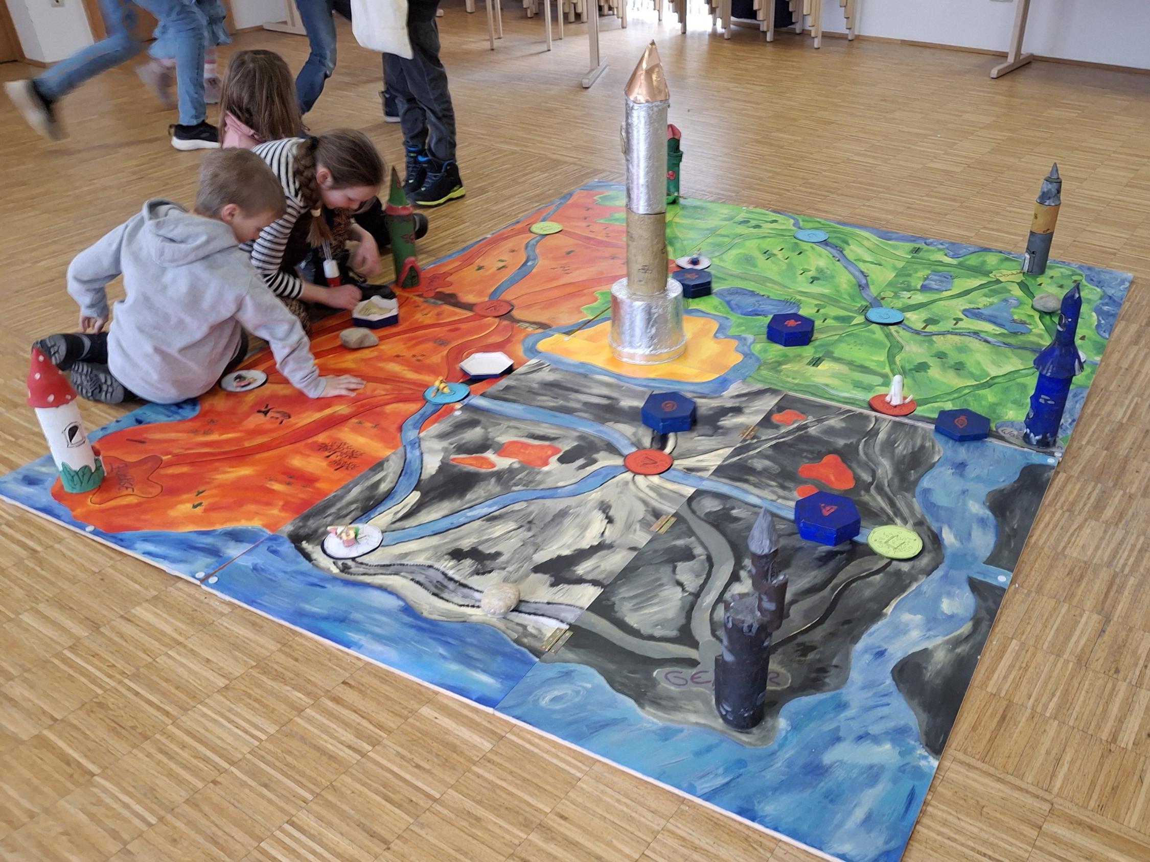 Sternsinger*innen aus Emskirchen spielen das Großspiel 'Aubulon'.