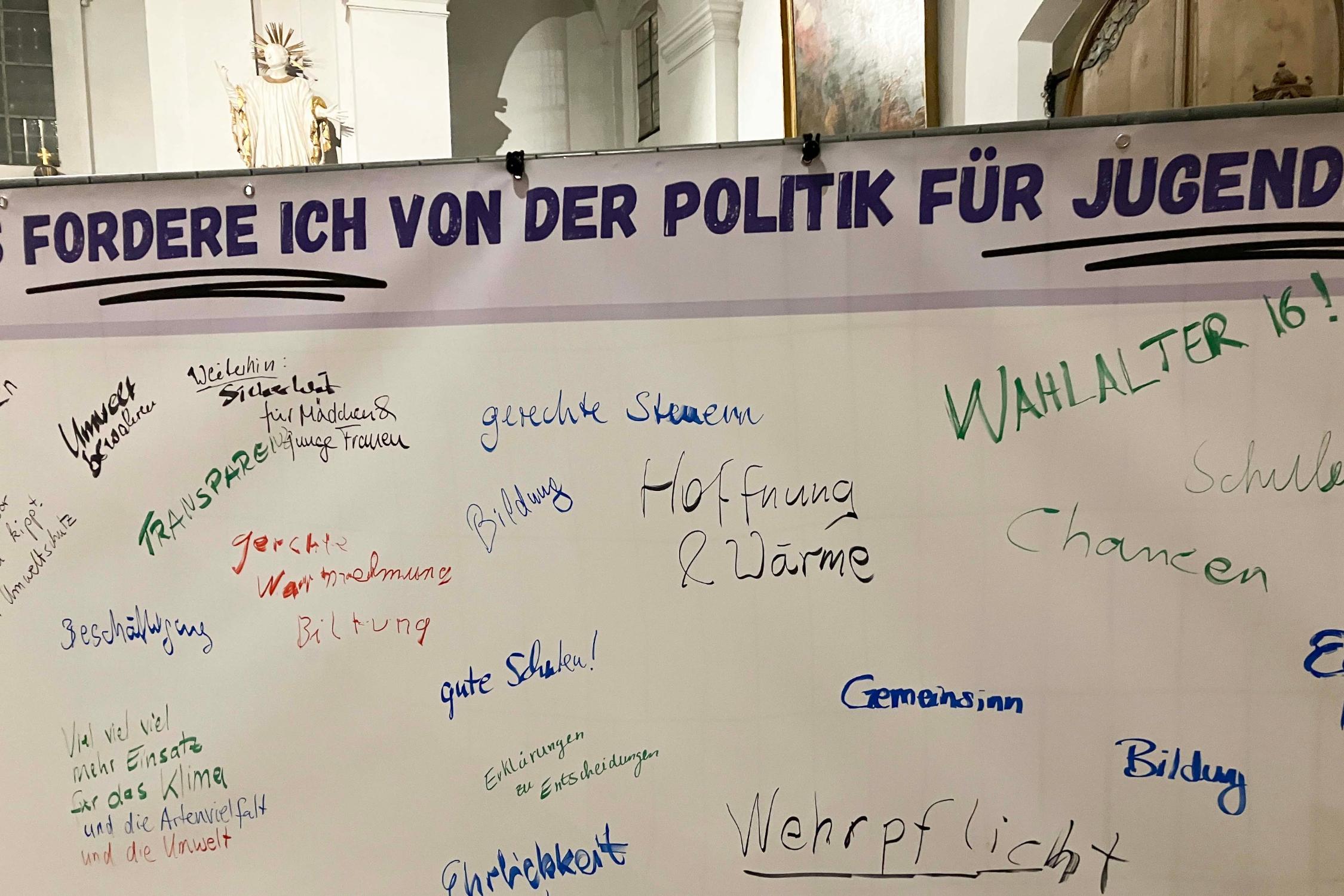 Auf Bauzäune konnten die Besucherinnen und Besucher Forderungen an die Politik für die Jugend schreiben.