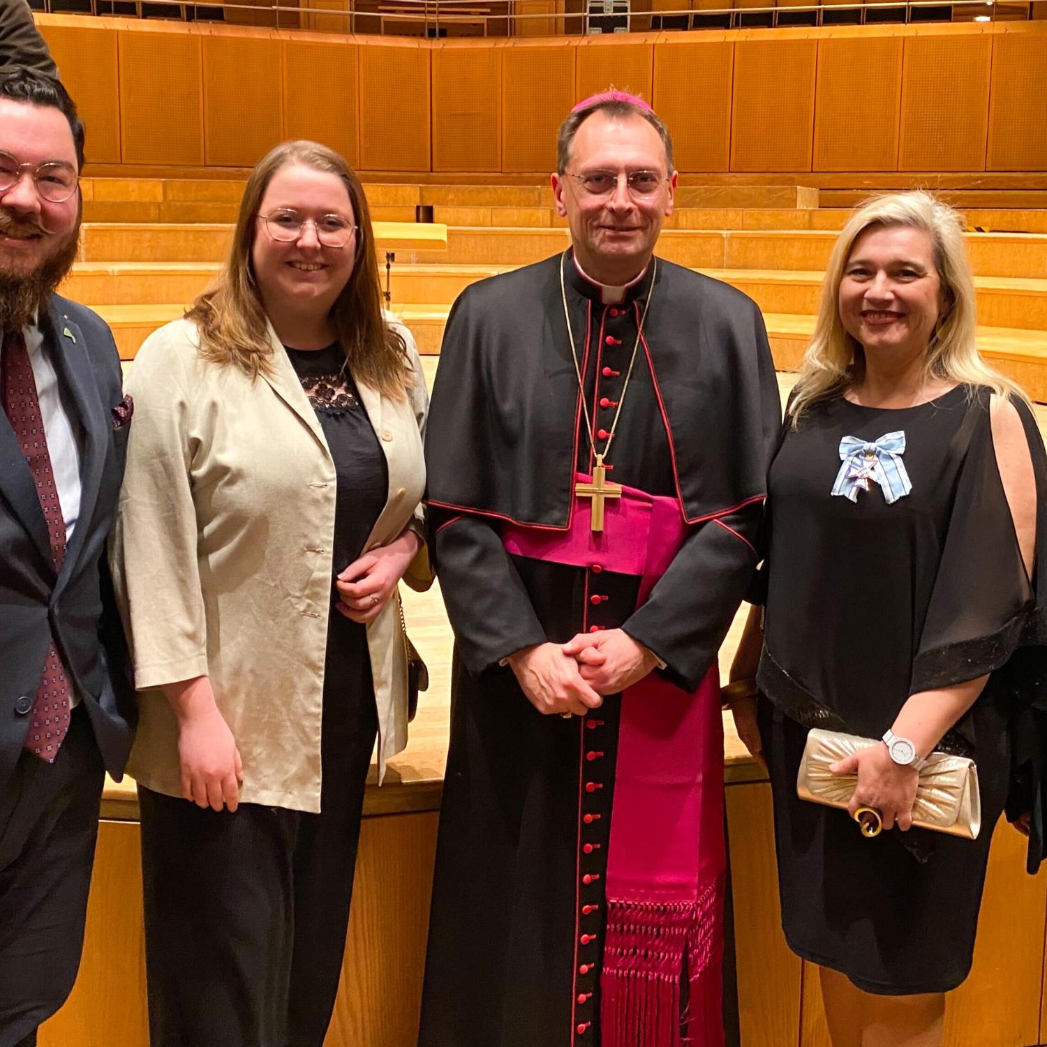 Auf dem Bild zu sehen sind (von links): BDKJ-Vorsitzender Andreas Weick, BDKJ-Vorsitzende Katharina Niedens, Weihbischof Herwig Gössl, Landtagsabgeordnete Melanie Huml und BDKJ-Vorsitzende Eva Russwurm.