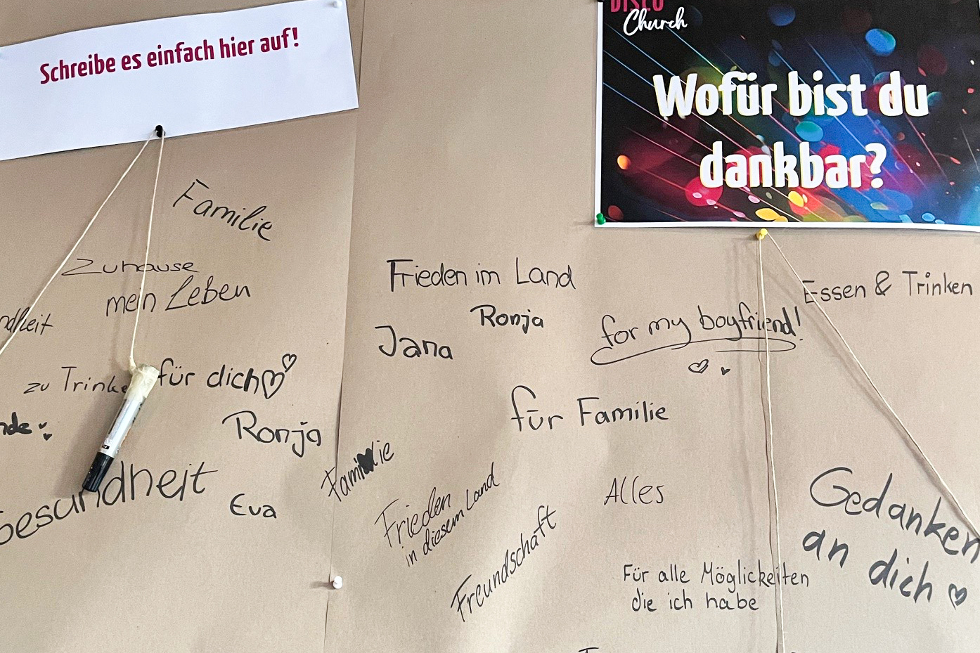 Auf einer Stellwand konnten Jugendliche festhalten, wofür sie dankbar sind.