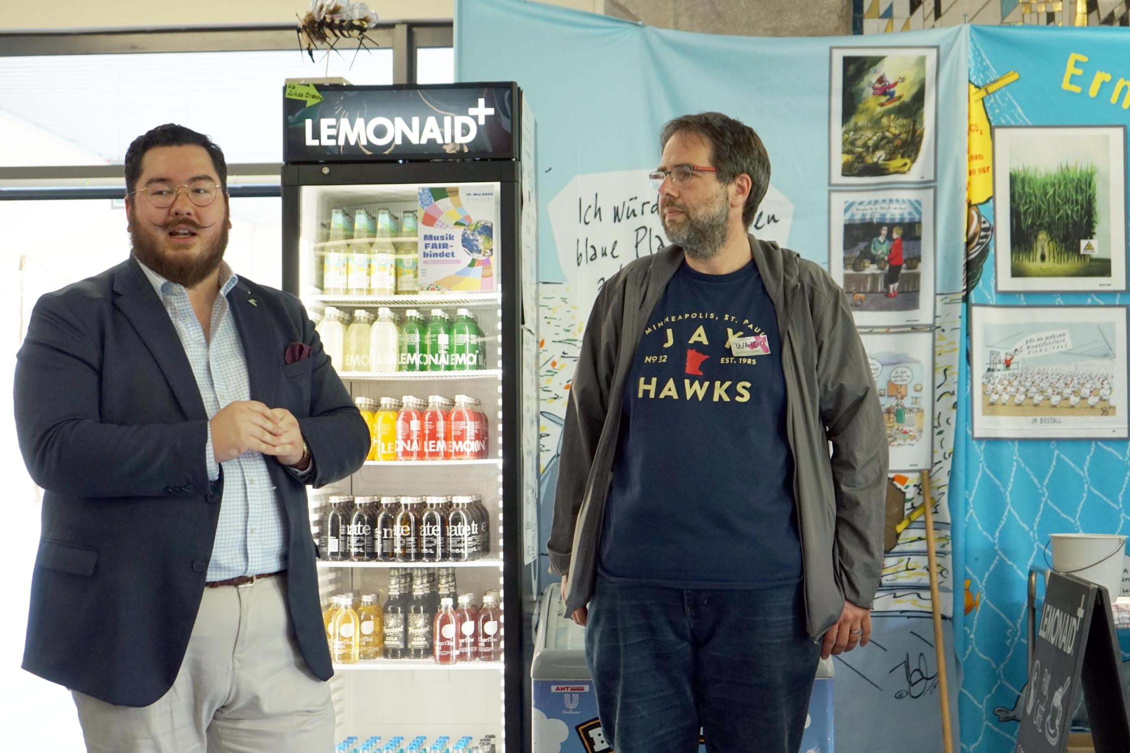 BDKJ-Diözesanvorsitzender Andreas Weick und Joachim Waidmann vom Team der Weltfairänderer