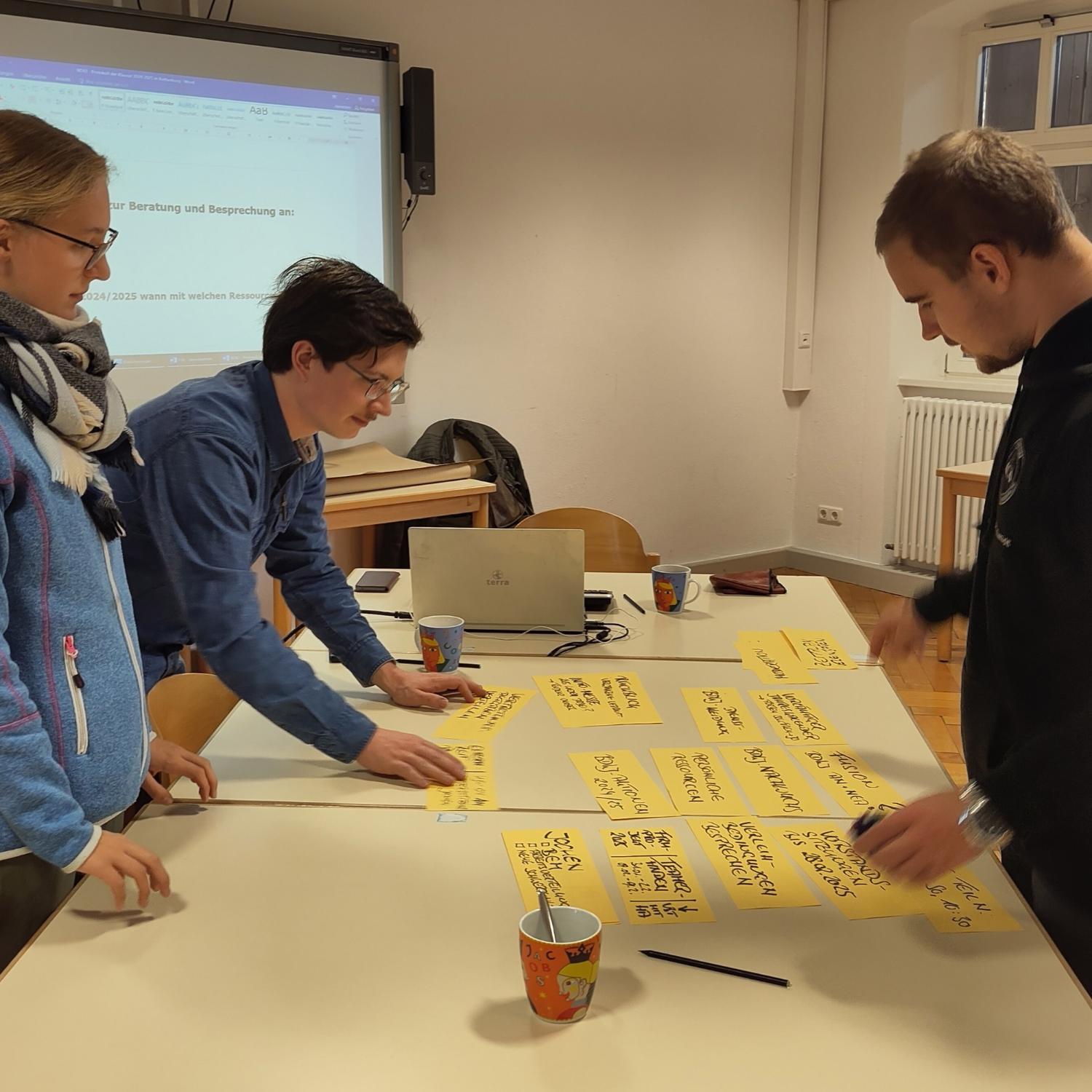 BDKJ-Vorstand Amalia Stark, Lukas Birkmeier und Constantin Depperschmidt beim Priorisieren der Tagesordnung.