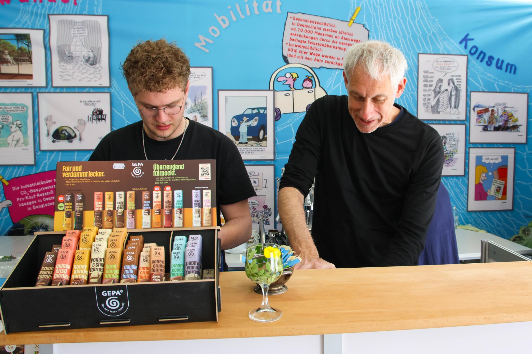 Das FairCafé mit Berufsschüler Clemens Volk und Andreas Schneider vom 'Jetzt WELTfairÄNDERN'-Team.