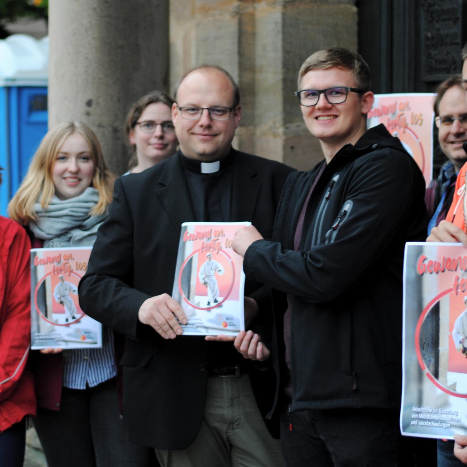 Das Team der Arbeitshilfe zusammen mit Diözesanjugendpfarrer Norbert Förster.