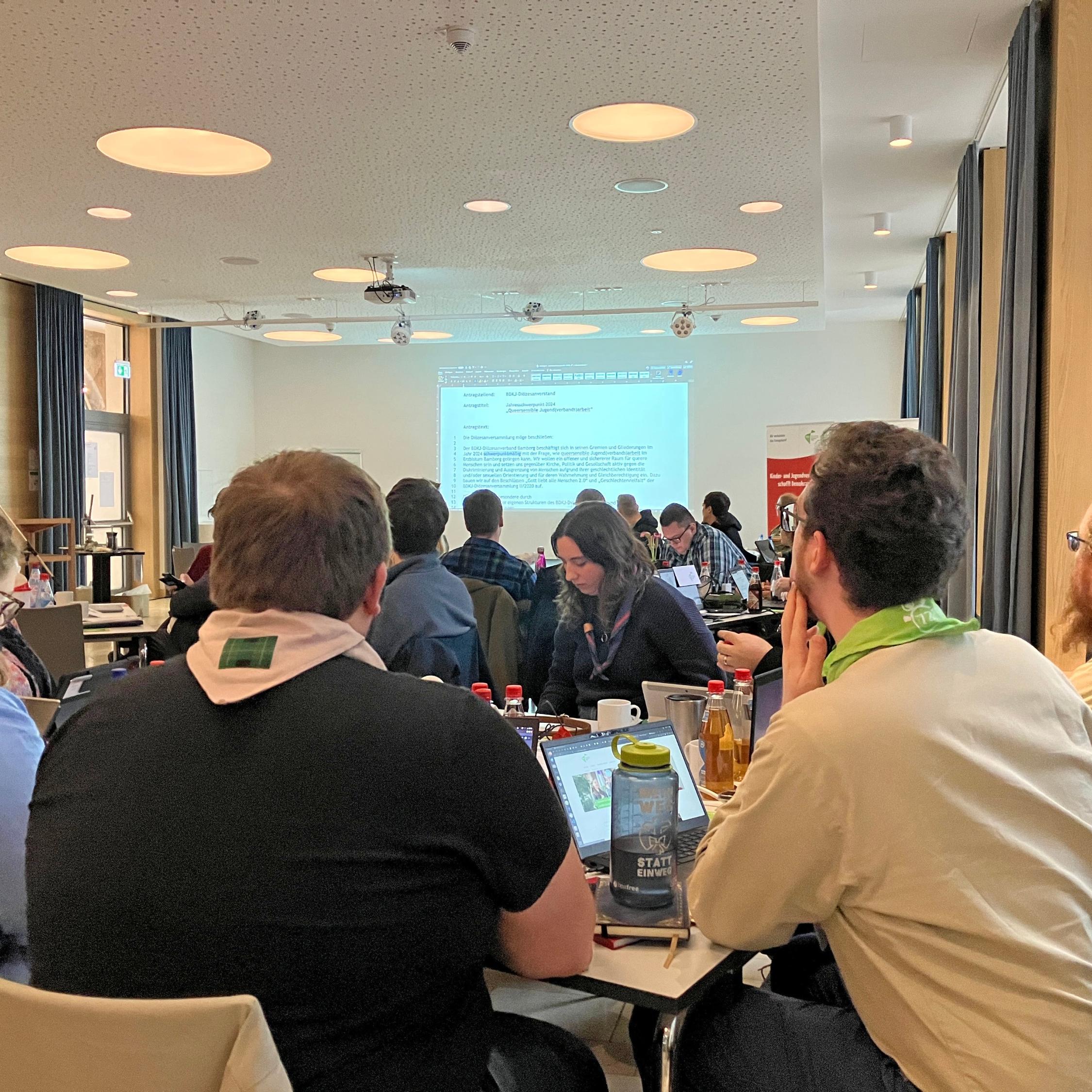 Delegierte der BDKJ-Diözesanversammlung diskutieren über den Beschluss „Aktiv für eine queersensible Kirche“.