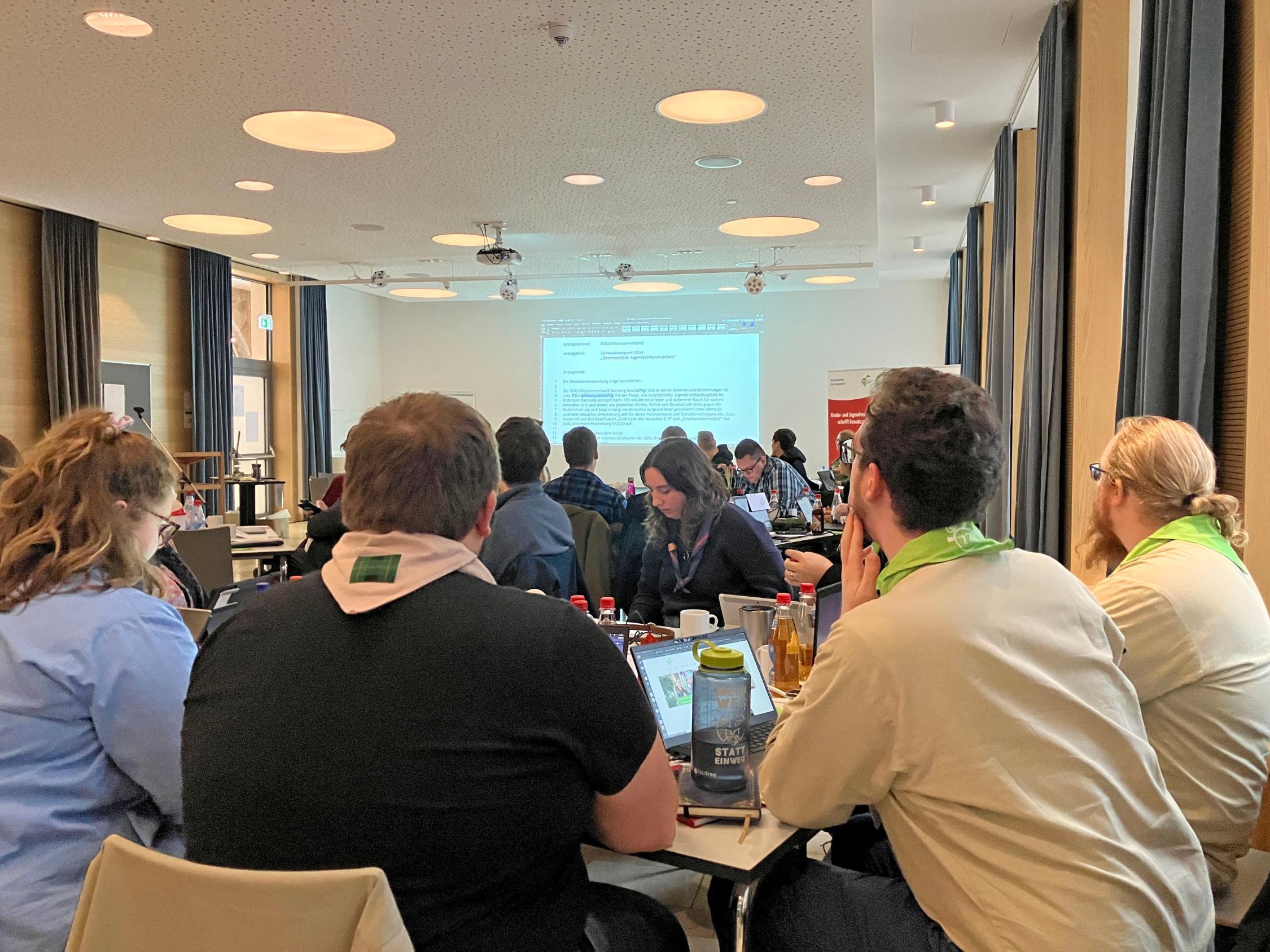 Delegierte der BDKJ-Diözesanversammlung diskutieren über den Beschluss „Aktiv für eine queersensible Kirche“.