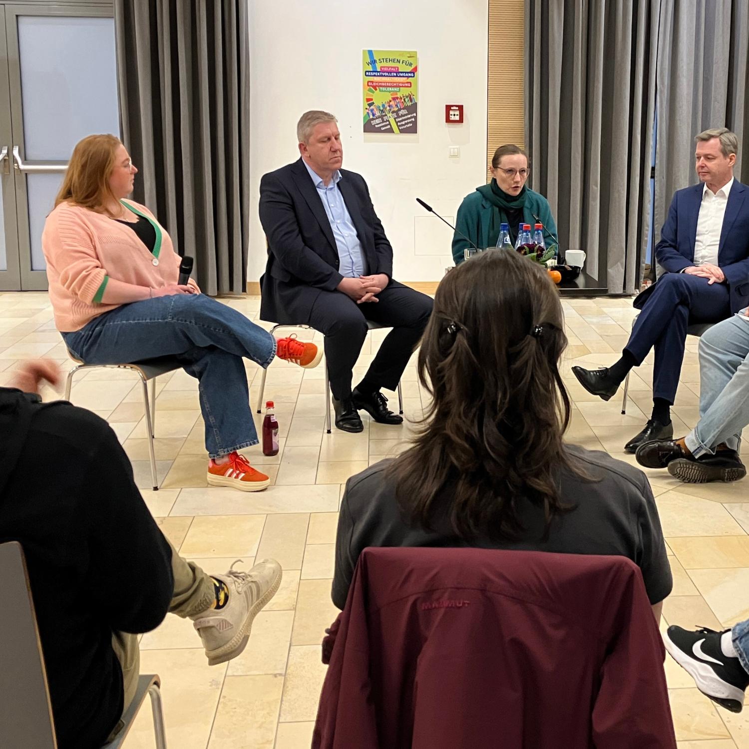 Der BDKJ-Diözesanverband Bamberg spricht mit den Bundestagsabgeordneten (v.l.) Andreas Schwarz, Lisa Badum und Thomas Silberhorn bei der Diözesanversammlung I-2025.