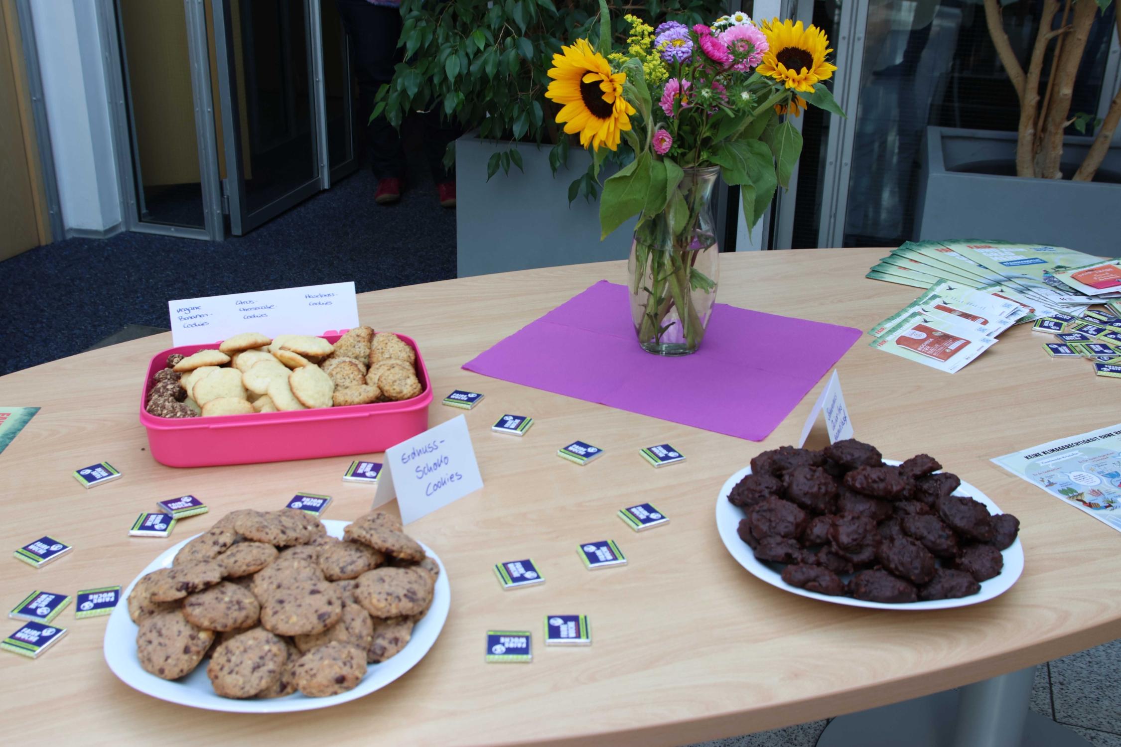 Der Tisch ist gedeckt für die Faire Kaffeepause im Jugendamt.