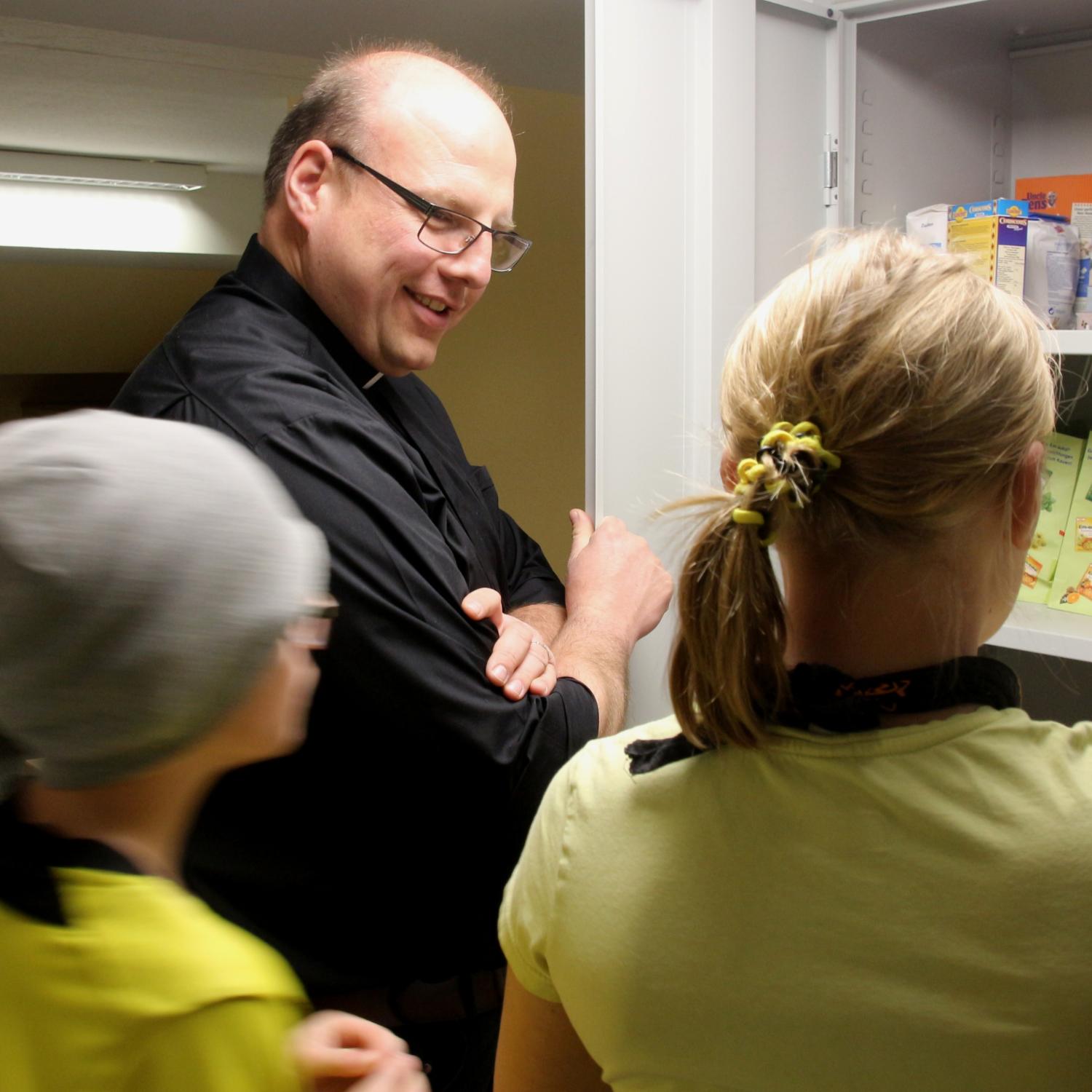 Die Jugendlichen führten Diözesanjugendpfarrer Norbert Förster durch ihr Wohnheim und zeigten ihm alles - von der Werkstatt bis zum Vorratsschrank.