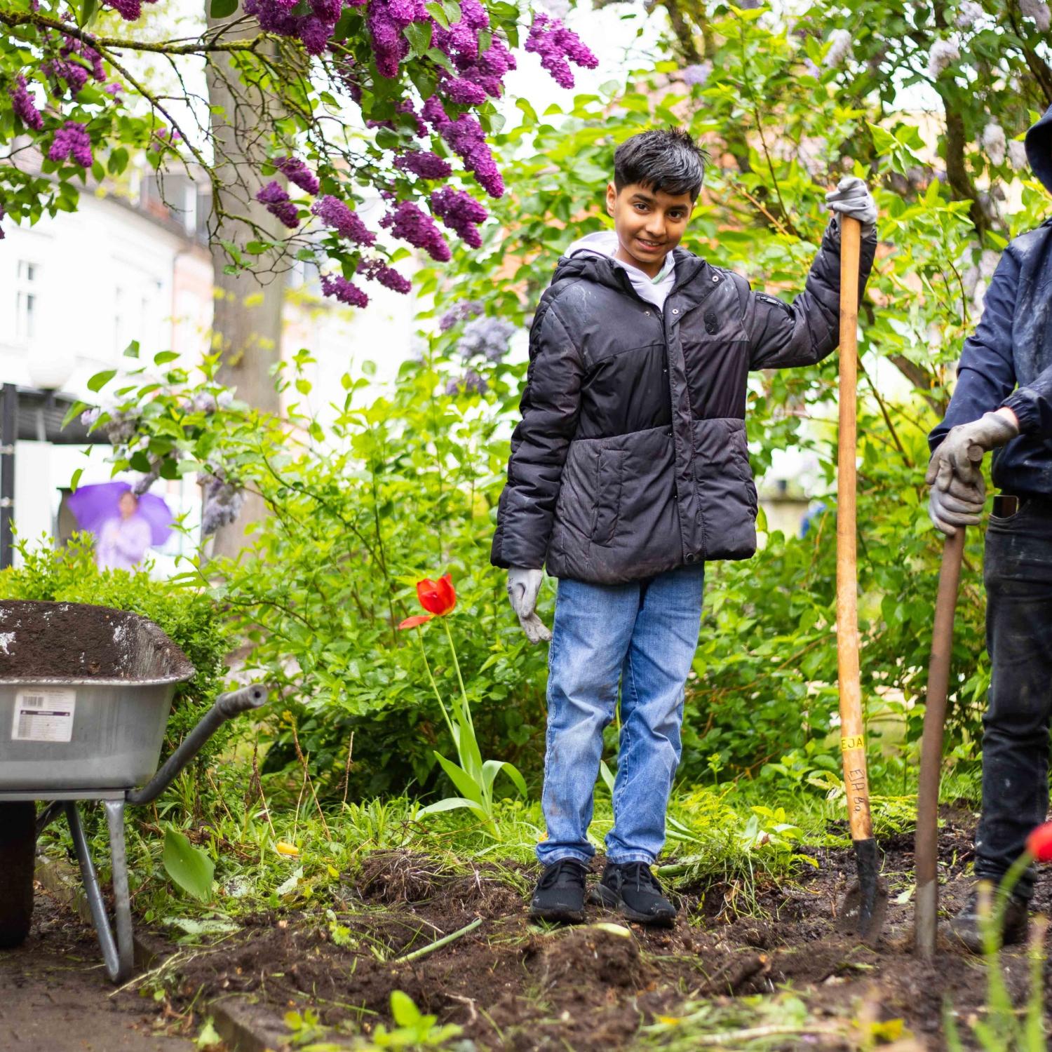 Die Karmeljugend packt bei der 72-Stunden-Aktion mit an.