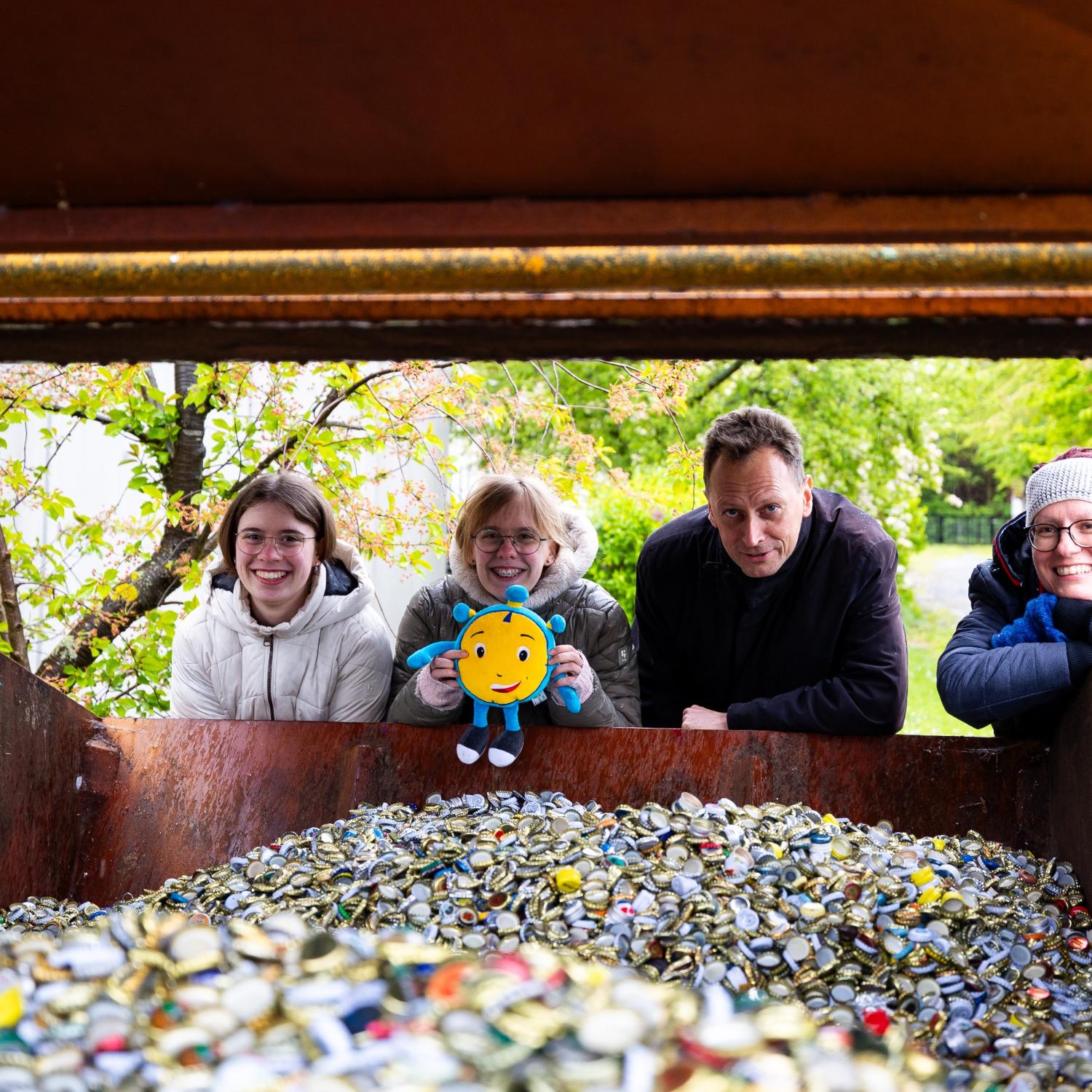 Die Pfarrjugend Unsere Liebe Frau in Lichtenfels hat Kronkorken gesammelt. Neben zwei Vertreterinnen der Pfarrjugend stehen Erzbischof Herwig Gössl und Gemeindereferentin Claudia Ruß.