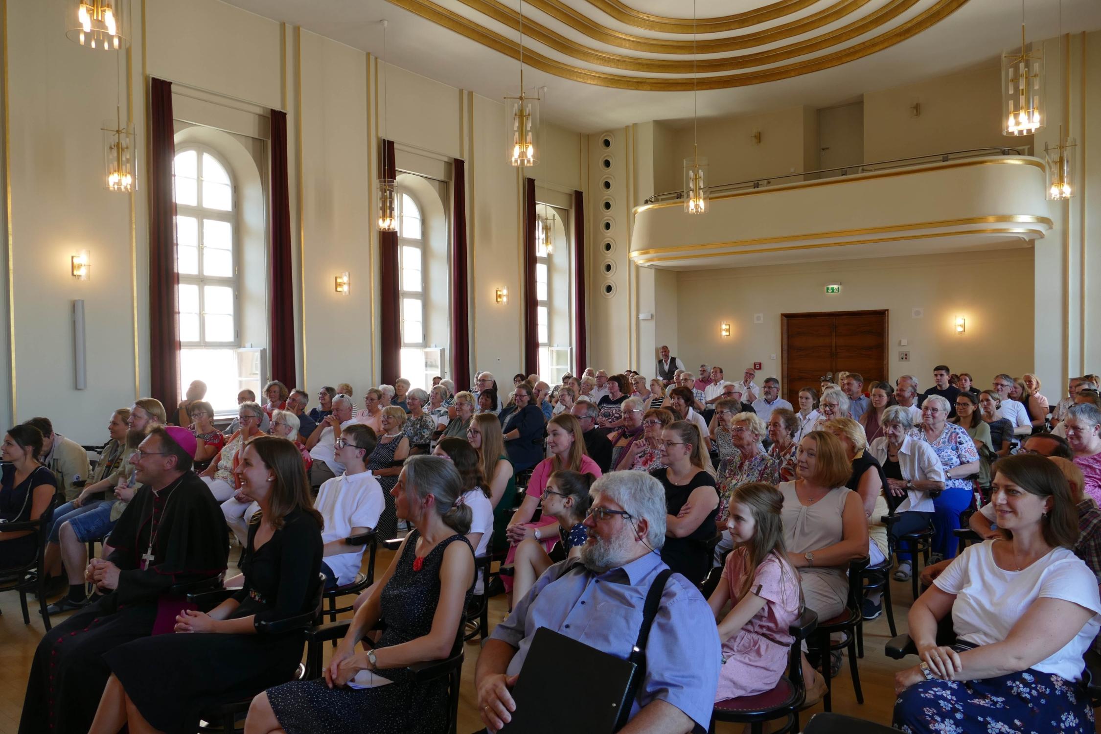 Die „Stiftung für das Ehrenamt“ zeichnete zahlreiche Ehrenamtliche im Bistumshaus St. Otto aus.
