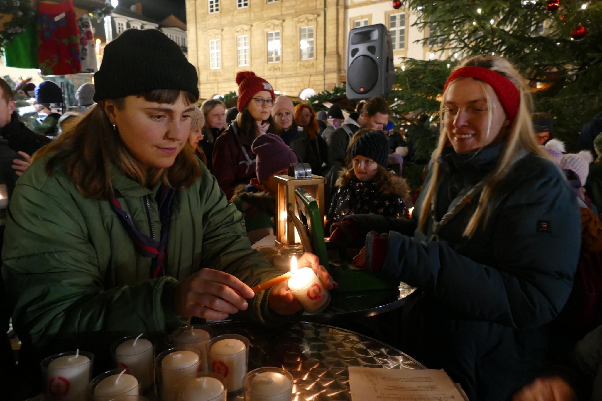 Die kleine Flamme aus Bethlehem leuchtet für den Frieden in der Welt.