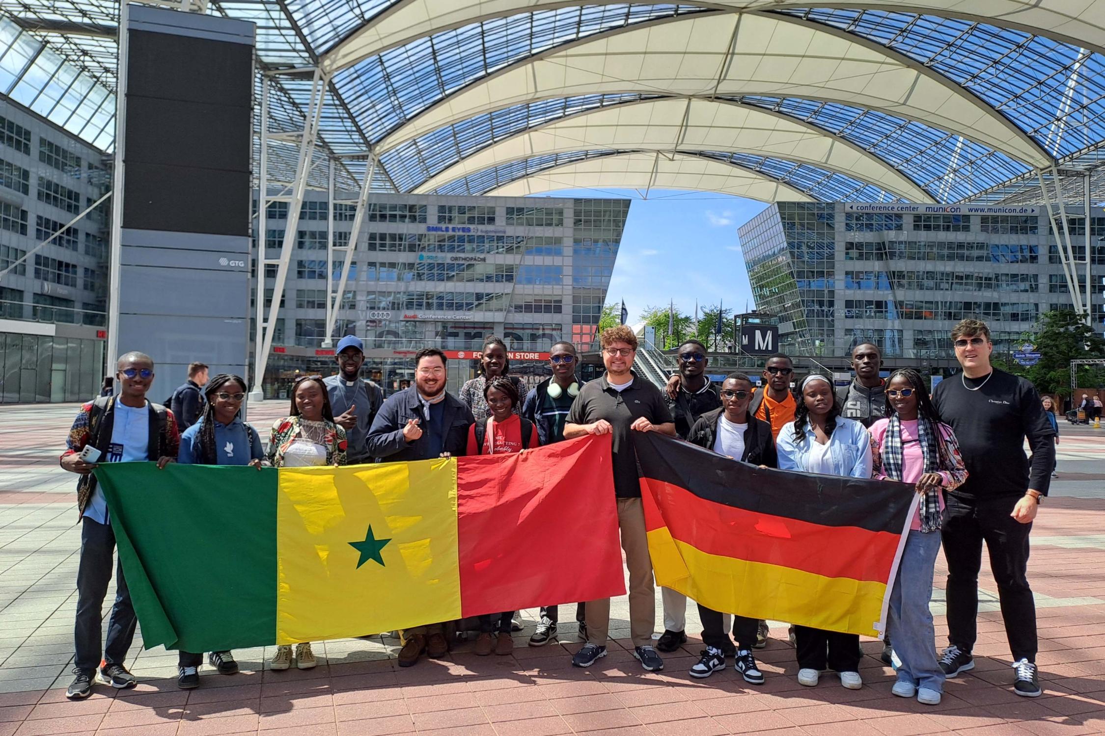 Die senegalesische Gruppe wird am Flughafen Frankfurt abgeholt.