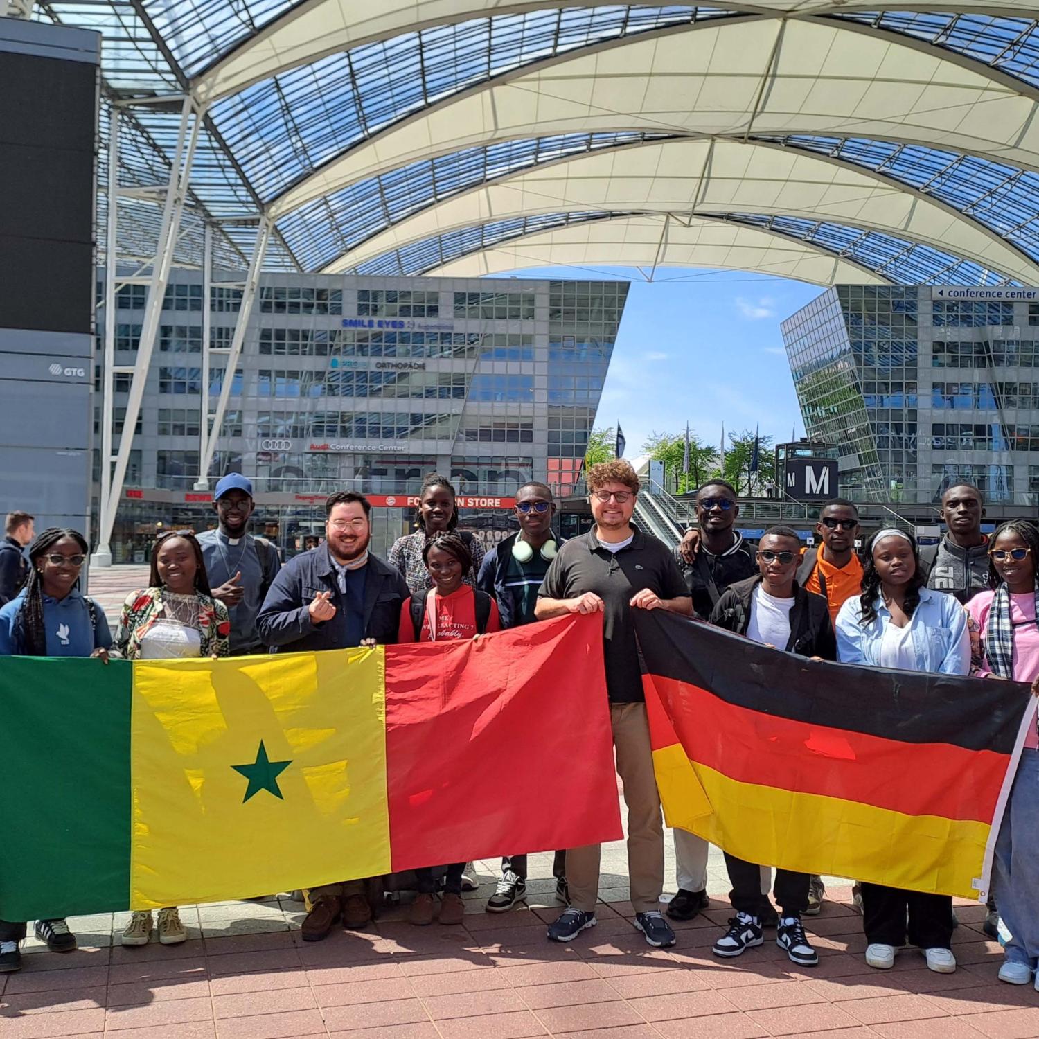 Die senegalesische Gruppe wird am Flughafen Frankfurt abgeholt.
