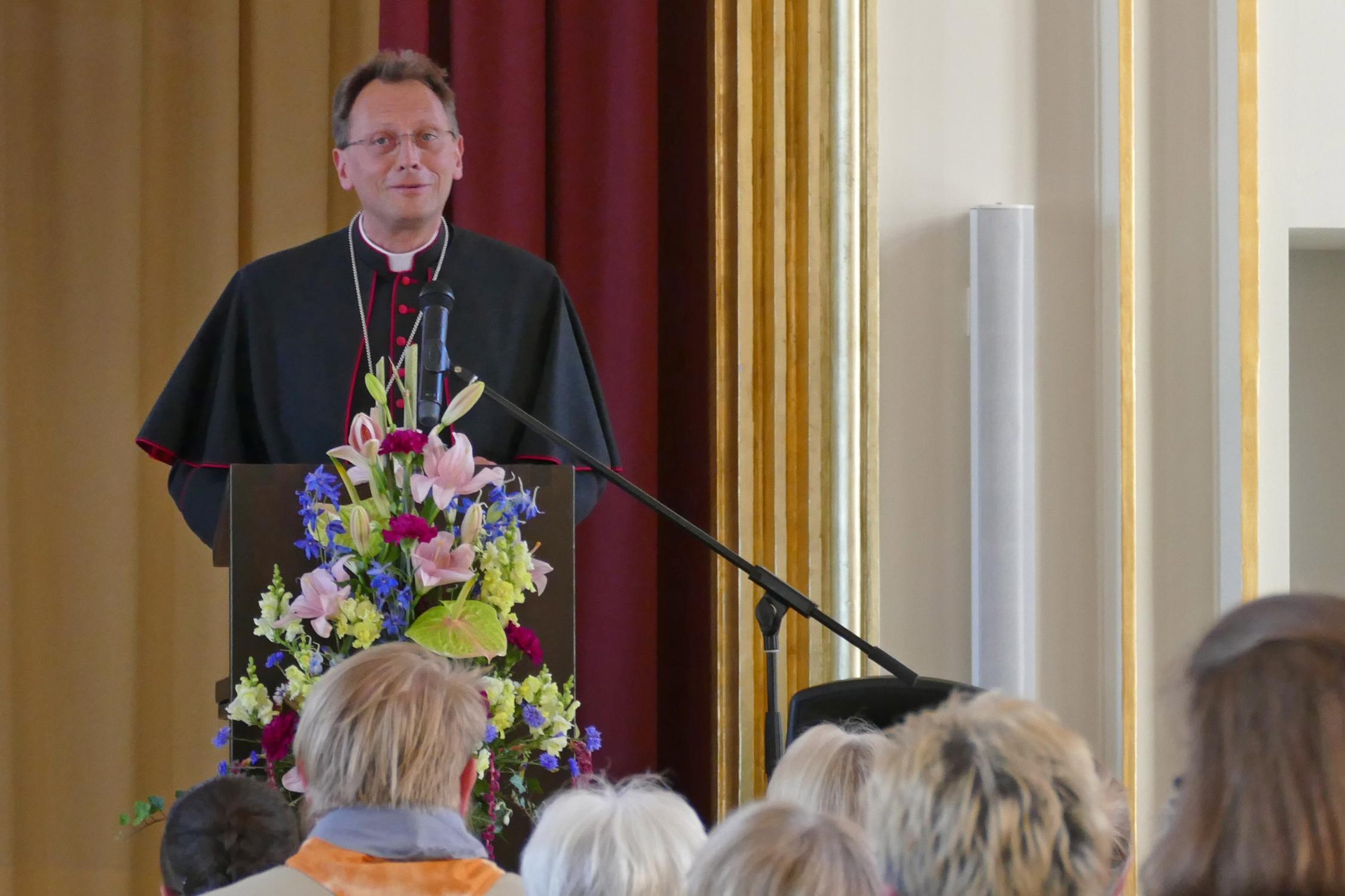 Diözesanadministrator Weihbischof Herwig Gössl nahm die Auszeichnung vor.