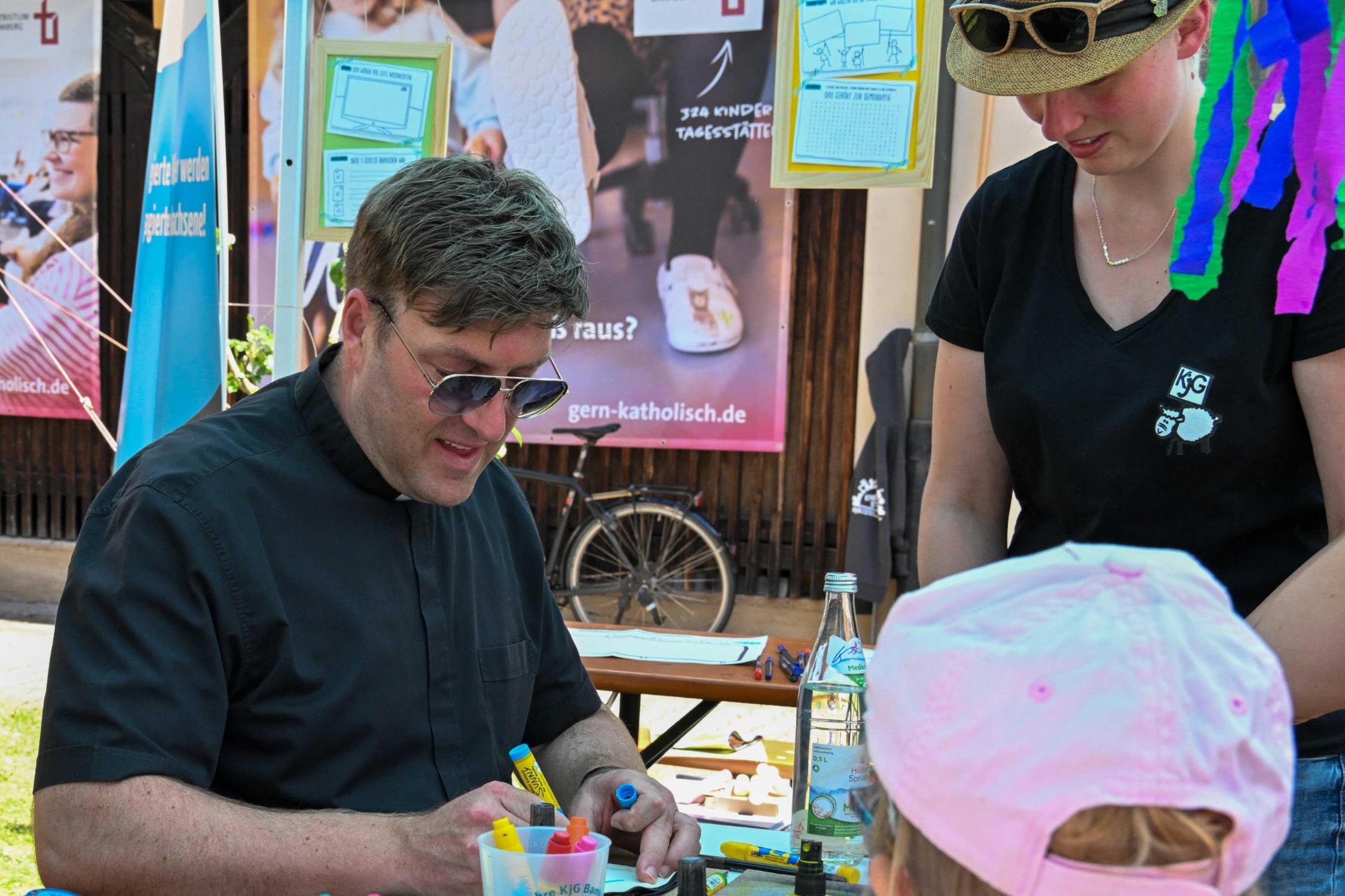 Diözesanjugendpfarrer Gerd Richard Neumeier auf dem 'Hof der Jugend' beim Heinrichsfest 2024.