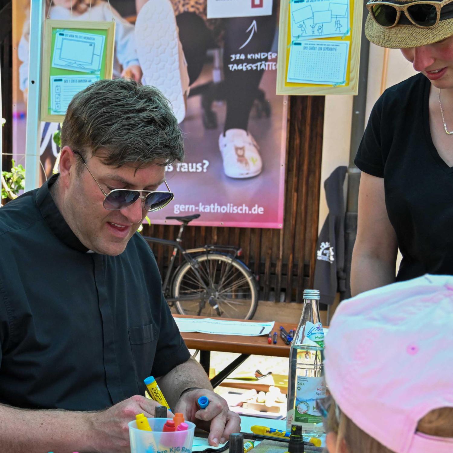 Diözesanjugendpfarrer Gerd Richard Neumeier auf dem 'Hof der Jugend' beim Heinrichsfest 2024.