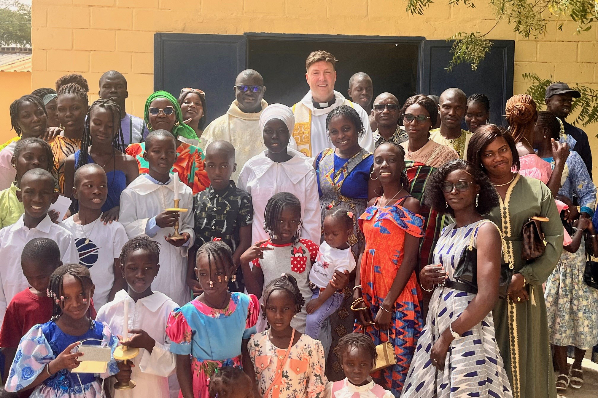 Diözesanjugendpfarrer Gerd Richard Neumeier in einer Gemeinde im Senegal
