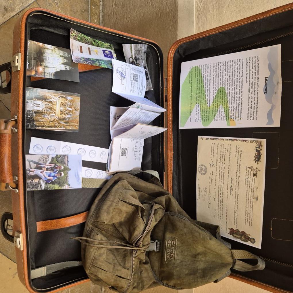 Ein Koffer erzählt vom Jakobsweg.